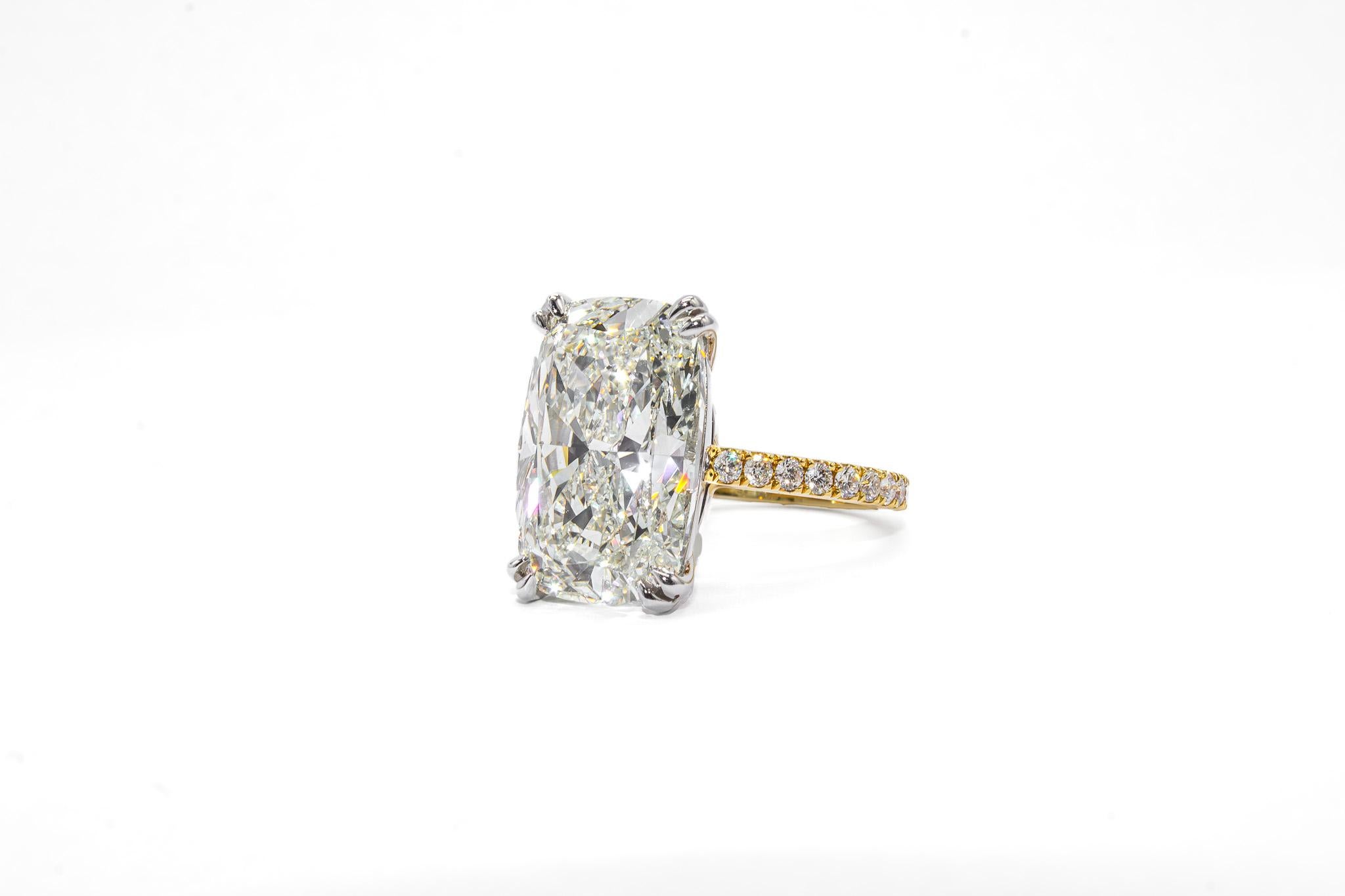 Questo magnifico anello in platino e oro giallo 18 carati sfoggia un diamante brillante a cuscino da 10,40 carati (K SI2, GIA), che rende indimenticabile la sua eleganza e la sua grandezza. Le grandi sfaccettature aperte e la forma morbida e