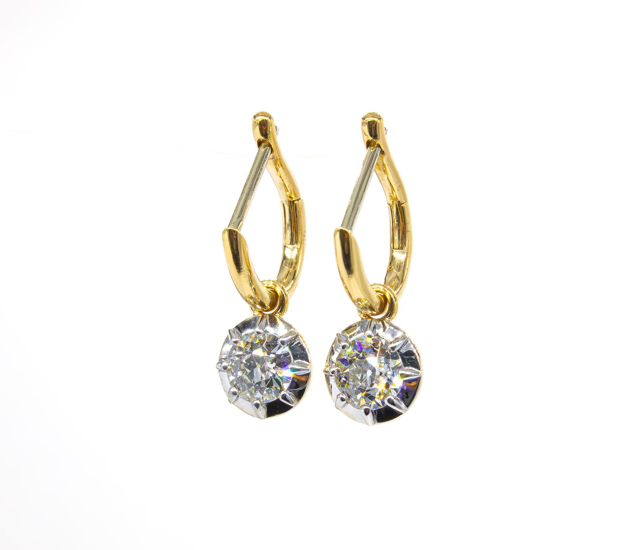Estos versátiles pendientes de aro abrazador bicolor de 18 quilates de J. Birnbach ofrecen dos impresionantes looks en uno. En el centro de cada gota extraíble hay un hermoso par de diamantes de talla europea, con un total de 1,07 quilates y