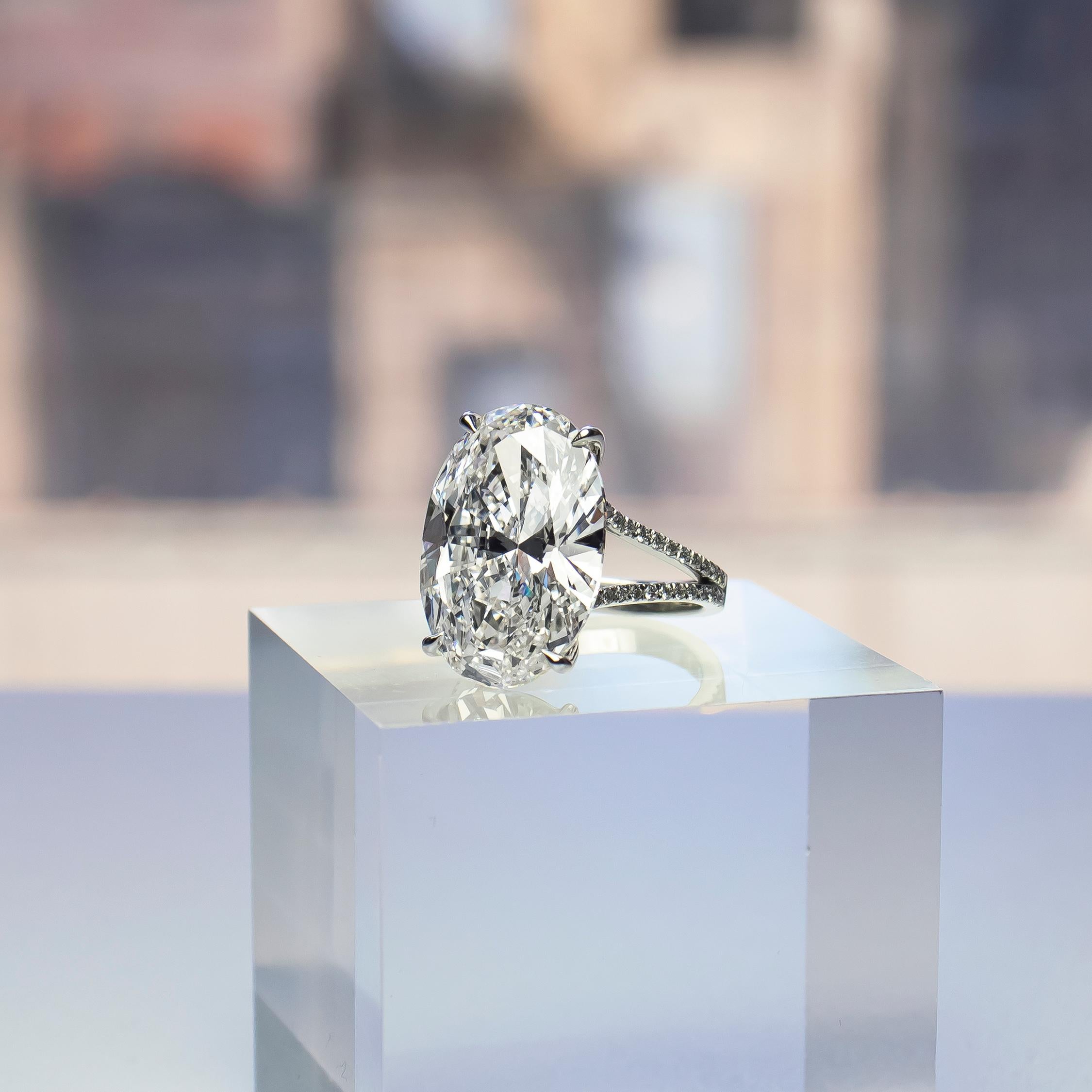 Dieser außergewöhnliche Ring aus dem Tresor von J. Birnbach enthält einen natürlichen, zertifizierten Diamanten von 14,06 Karat im ovalen Brillantschliff mit der Farbe H und der Reinheit VVS2, wie im GIA-Gutachten #6224709419 beschrieben. Dieser