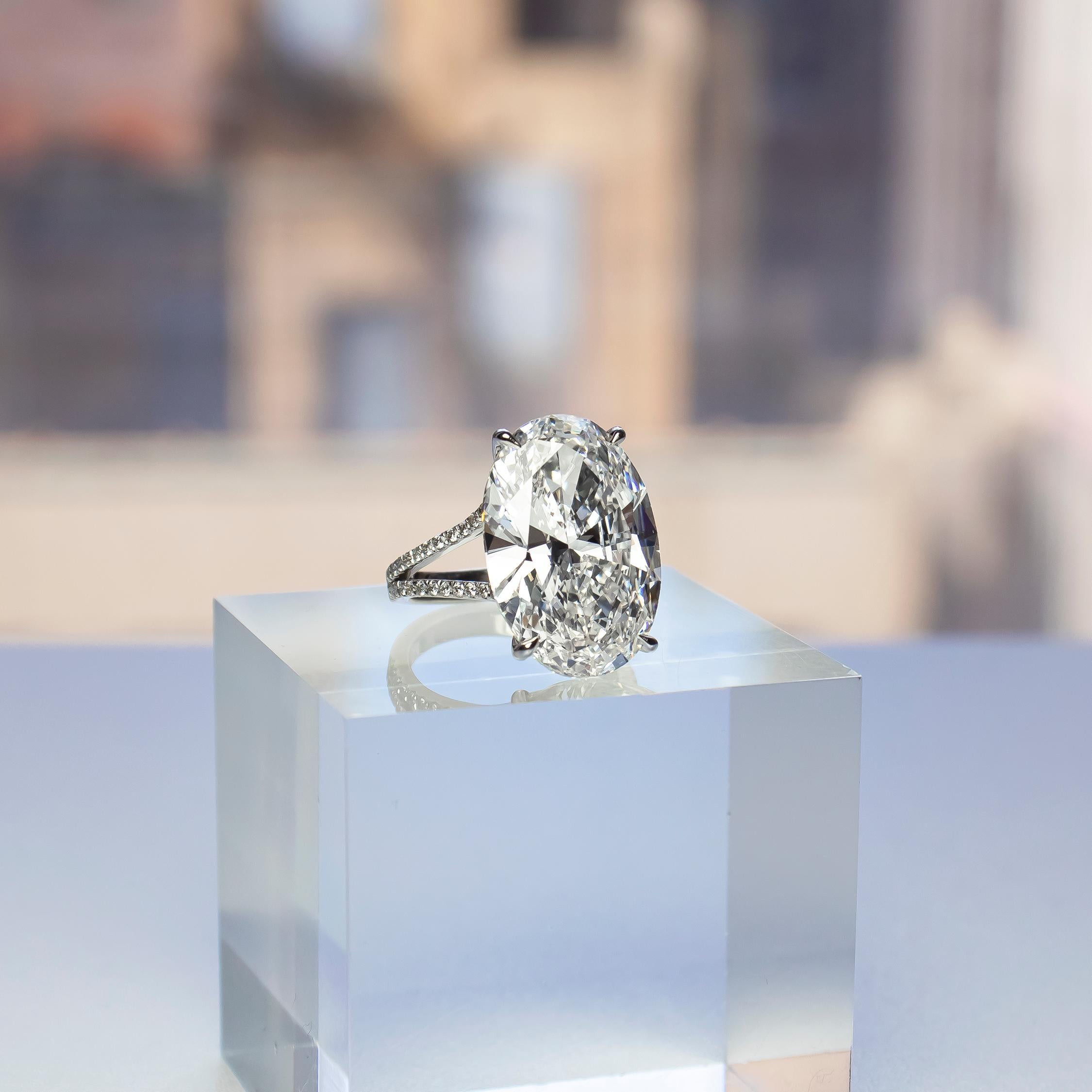 Contemporain J. Brilliante certifiée GIA 14,06 carats H VVS2 Bague diamant ovale taille brillant en vente