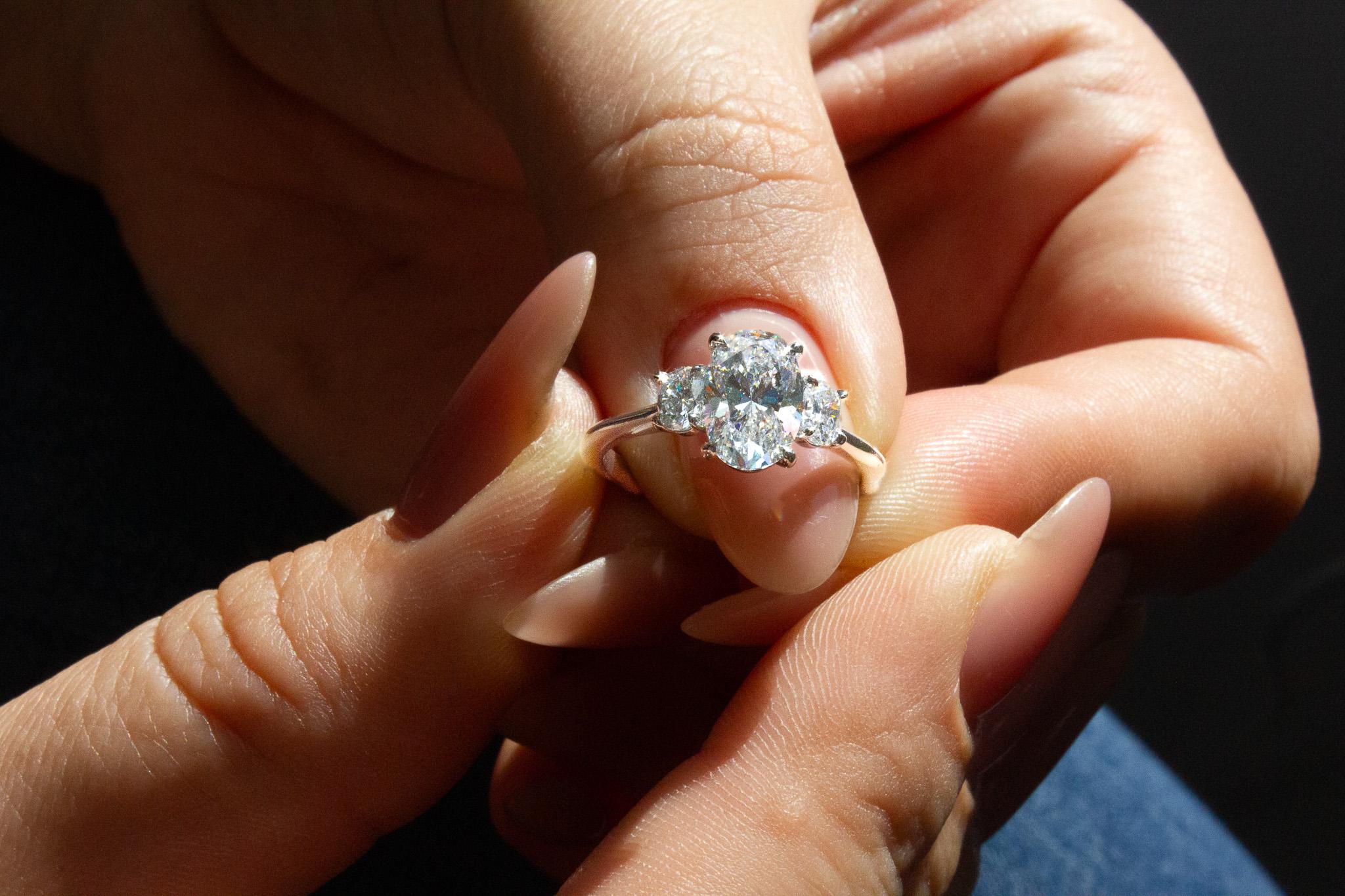 J. Birnbach ist stolz darauf, einen süßen 1,51 Karat ovalen Drei-Stein-Diamantring zu präsentieren. Mit einem schillernden, GIA-zertifizierten 1,51-Karat-Diamanten im Ovalschliff mit Farbe F und Reinheit SI1 bietet dieser Ring ein brillantes