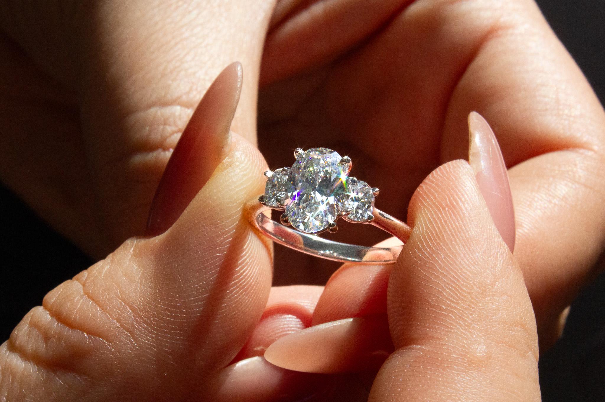 J. Birnbach GIA zertifiziert 1,51 Karat F SI1 Oval Drei Stein Ring (Zeitgenössisch)