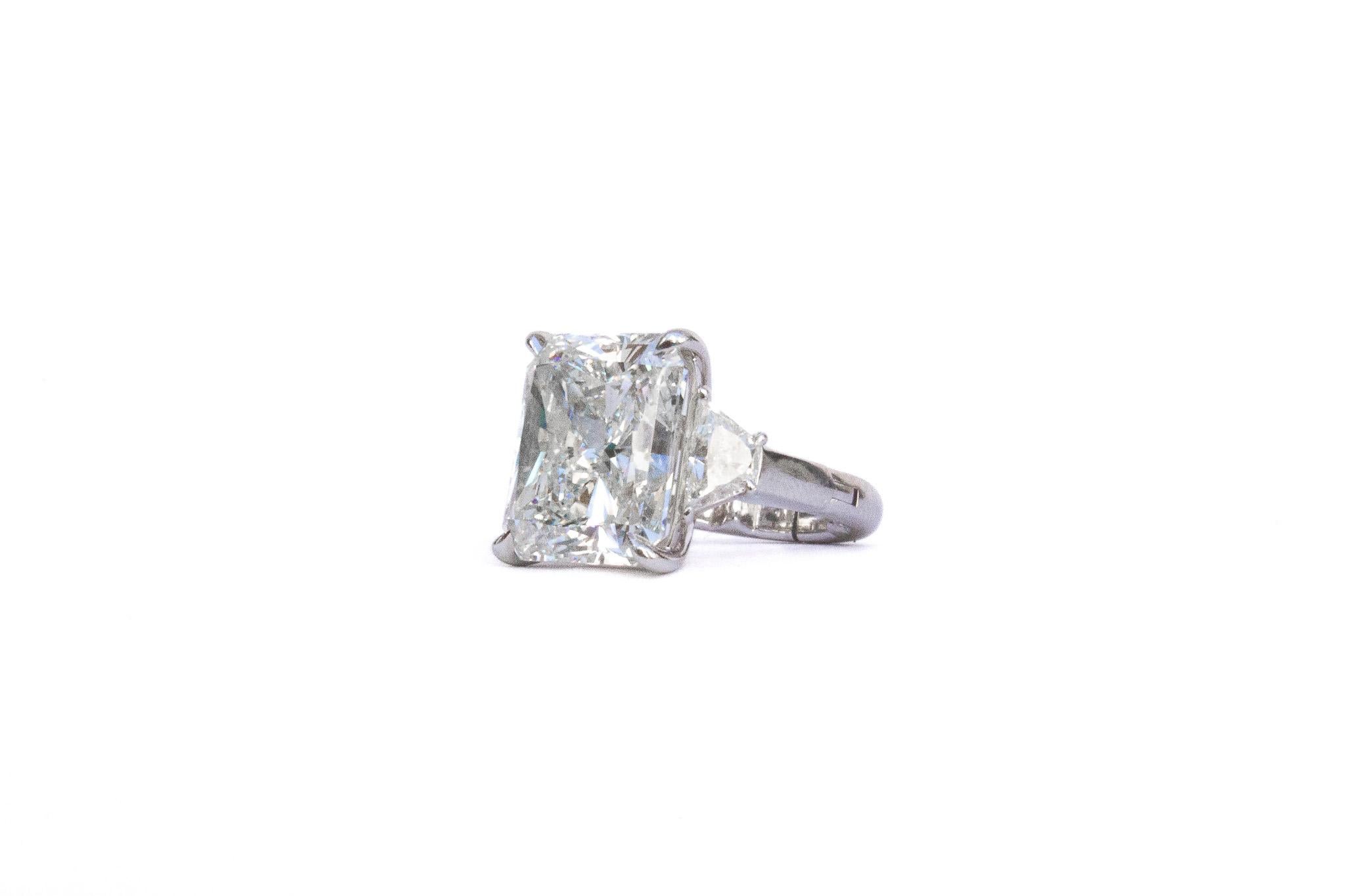 Contemporary J. Birnbach GIA Certified 15.25 Carat H VS2 Radiant Diamond Three-Stone Ring For Sale