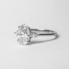 J. Birnbach Verlobungsring mit 1,53 Karat ovalem Diamanten in Birnenform und seitlichen Steinen