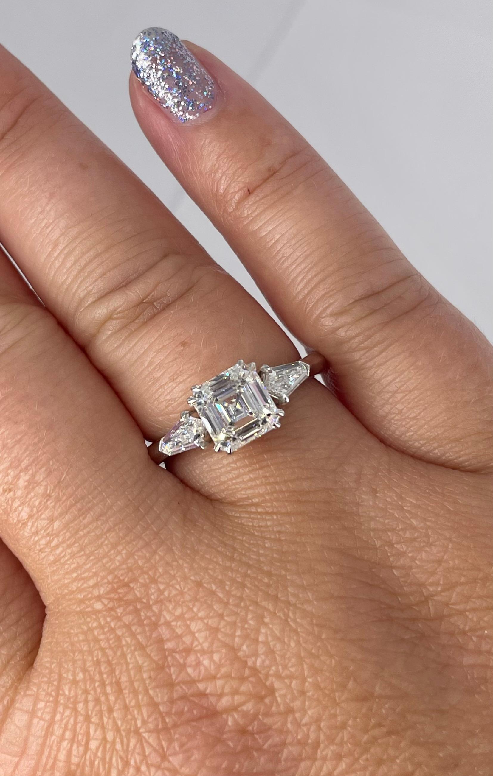 J. Birnbach GIA-zertifizierter dreisteiniger Diamantring mit 1,60 Karat im Asscher-Schliff im Zustand „Neu“ im Angebot in New York, NY