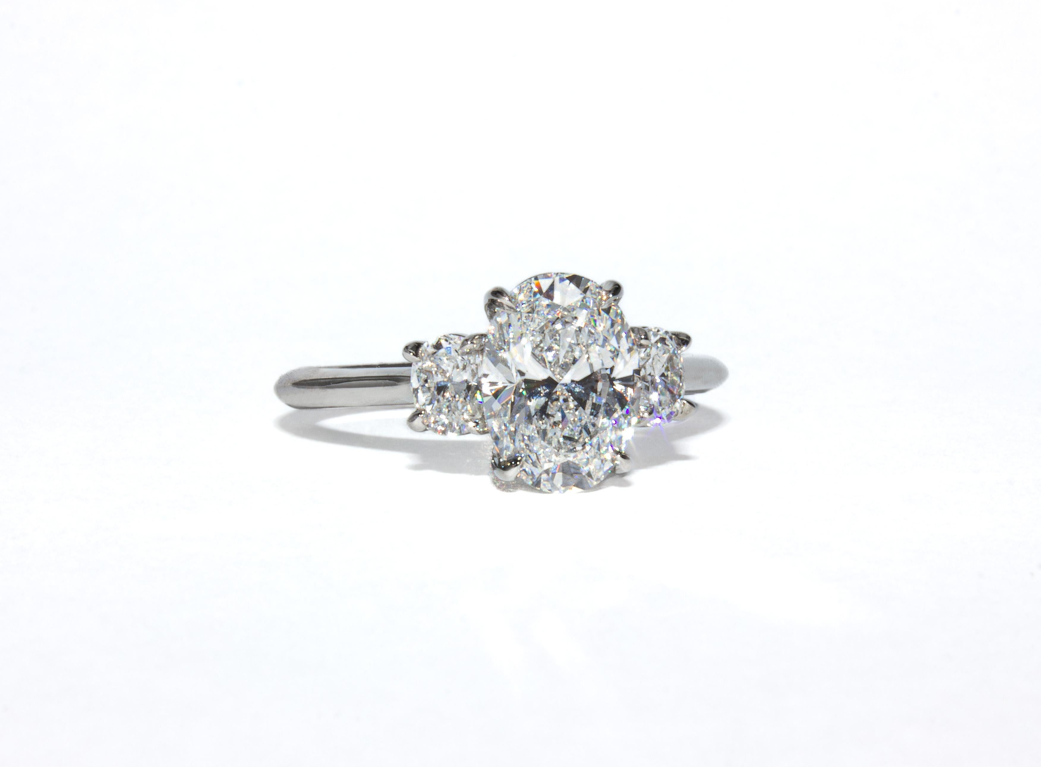 J. Birnbach GIA zertifiziert 1,70 Karat D VS1 Oval Diamant Drei-Stein-Ring (Zeitgenössisch) im Angebot