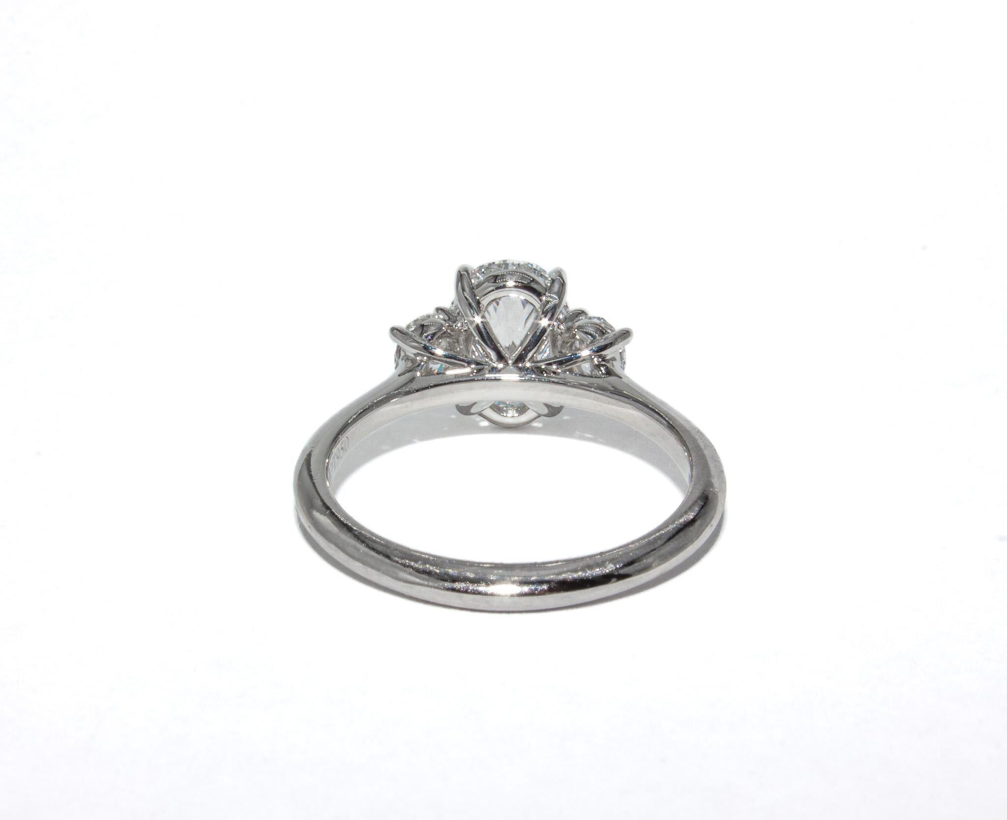 J. Birnbach GIA zertifiziert 1,70 Karat D VS1 Oval Diamant Drei-Stein-Ring im Zustand „Neu“ im Angebot in New York, NY