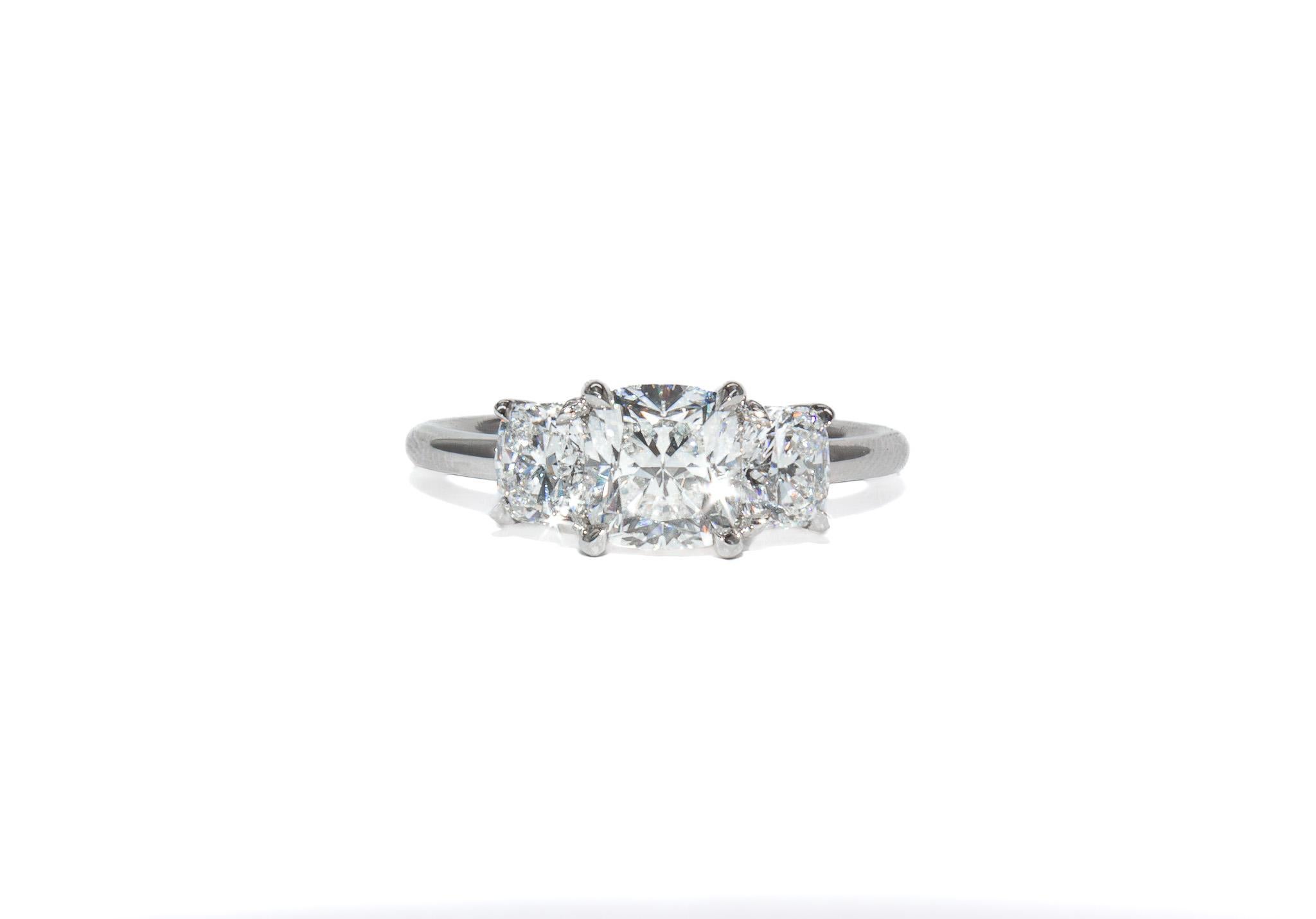 Contemporaneo J. Anello a tre pietre con diamante taglio cuscino certificato GIA Birnbach da 1,78 carati totali in vendita