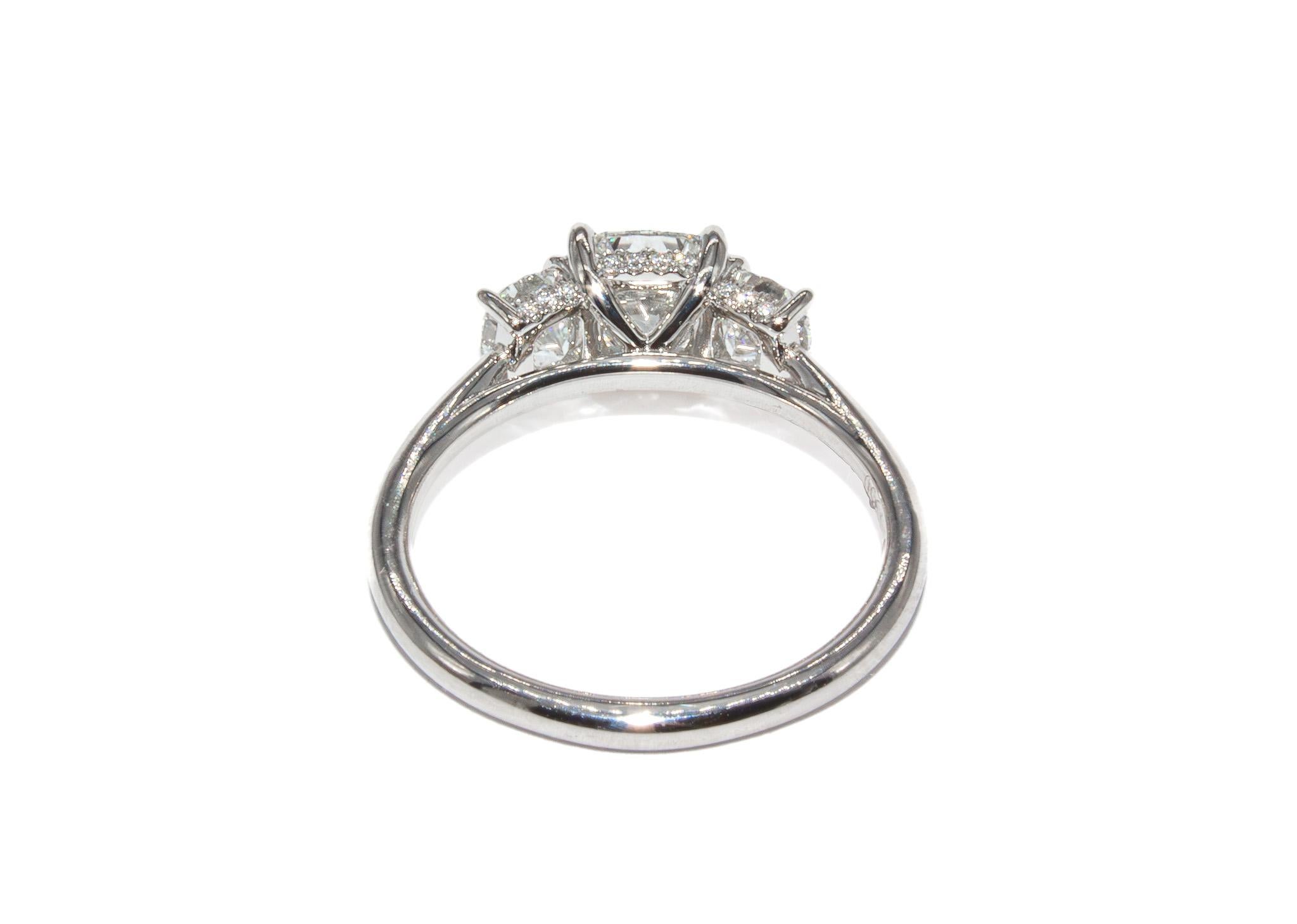Taglio cuscino J. Anello a tre pietre con diamante taglio cuscino certificato GIA Birnbach da 1,78 carati totali in vendita
