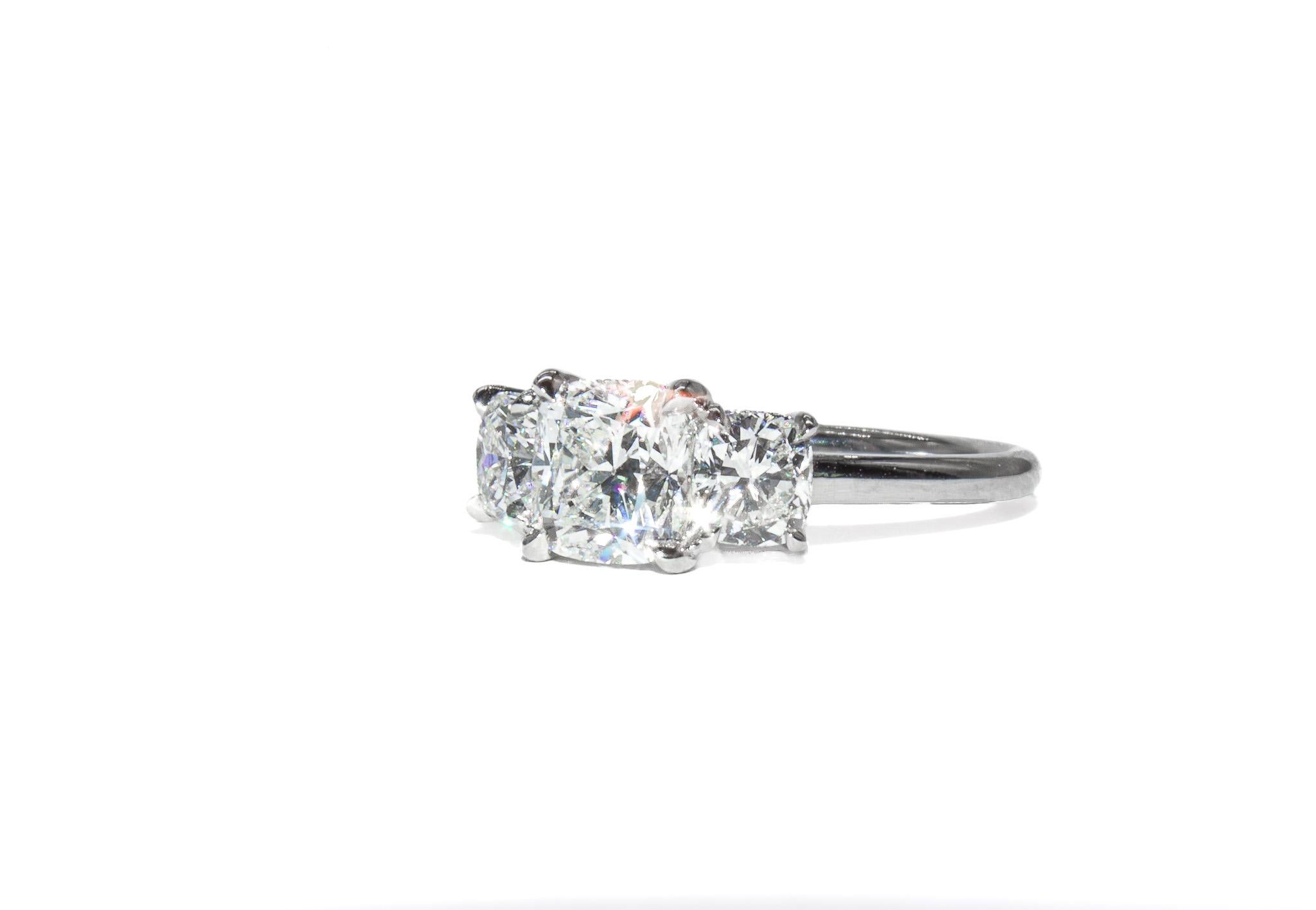 J. Anello a tre pietre con diamante taglio cuscino certificato GIA Birnbach da 1,78 carati totali In condizioni Nuovo in vendita a New York, NY