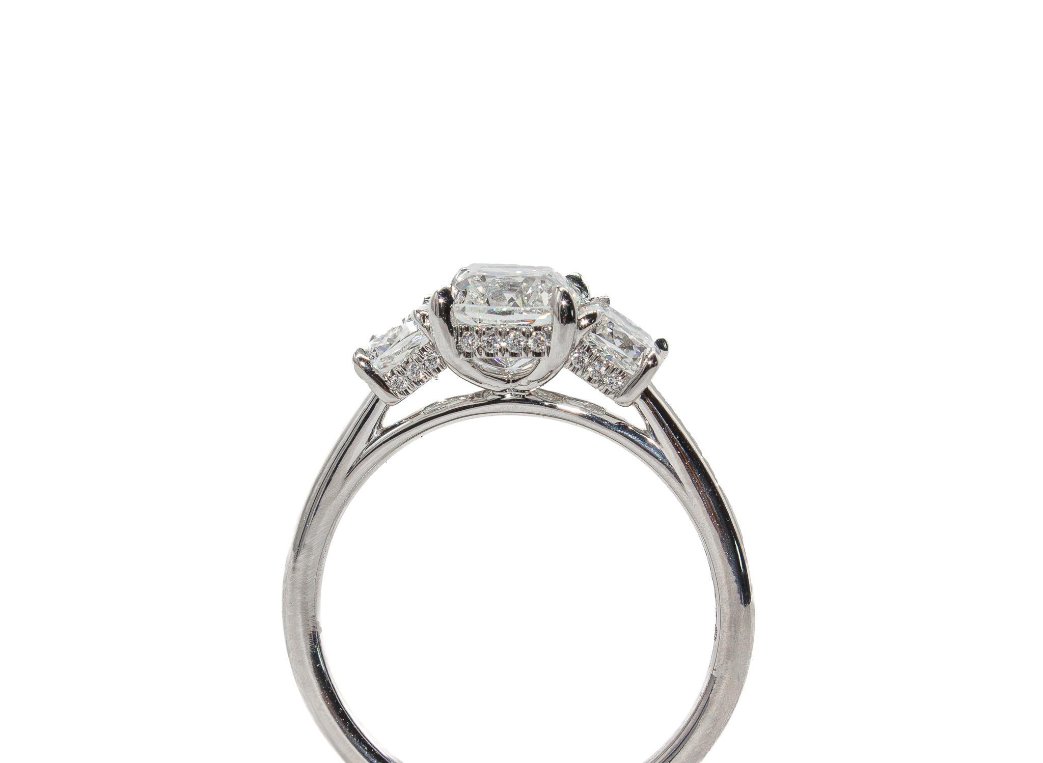 da uomo o donna J. Anello a tre pietre con diamante taglio cuscino certificato GIA Birnbach da 1,78 carati totali in vendita