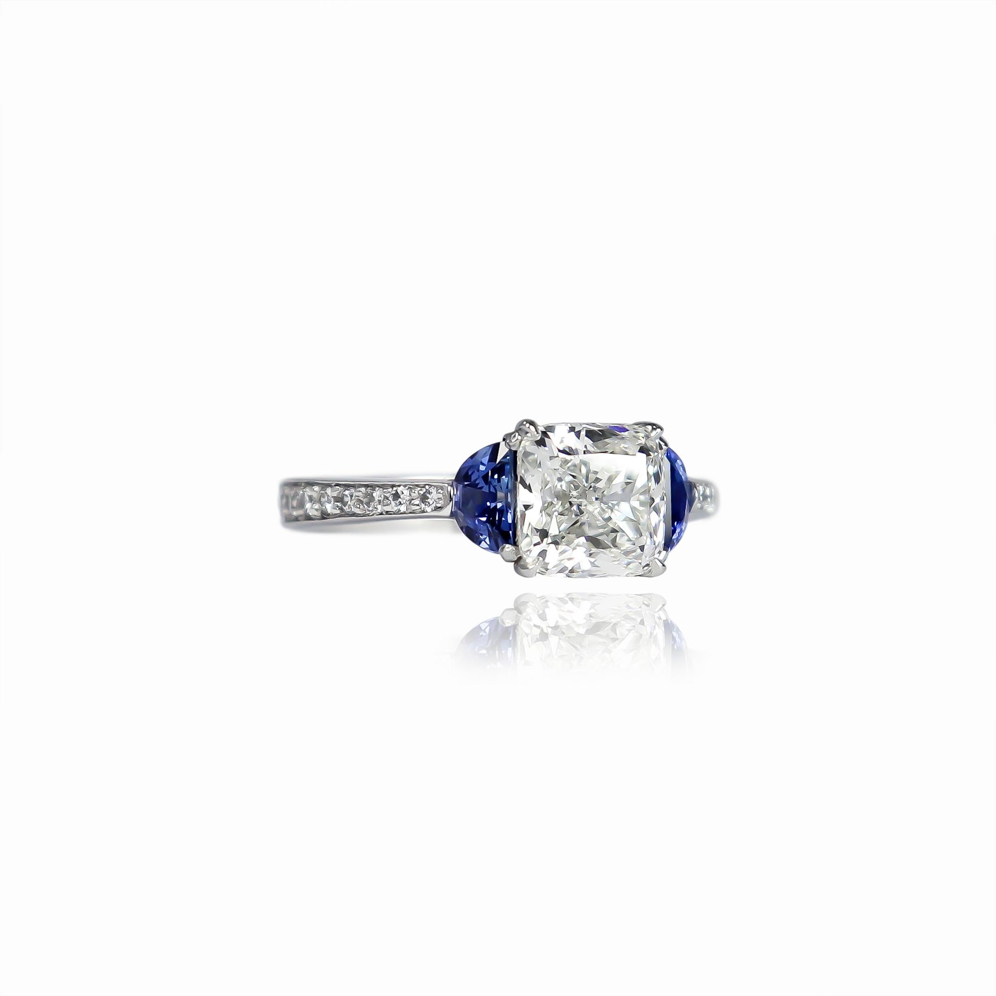 Dieser wunderschöne neue Ring aus der Werkstatt von J. Birnbach ist mit einem GIA-zertifizierten Diamanten von 1,84 Karat im kissenförmigen modifizierten Brillantschliff mit der Farbe F und der Reinheit VS1 ausgestattet, wie im GIA-Gutachten Nr.