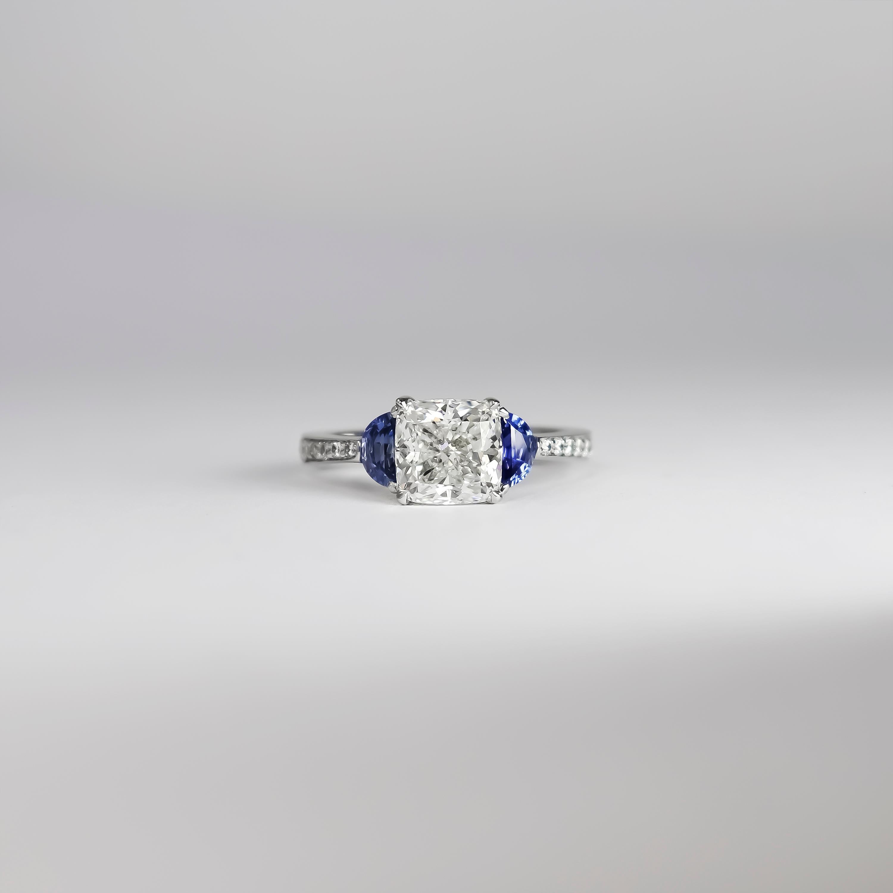 Contemporain J. Birnbach Bague à trois pierres en diamants taille coussin et saphirs FVS1 de 1,84 carat certifiés GIA en vente