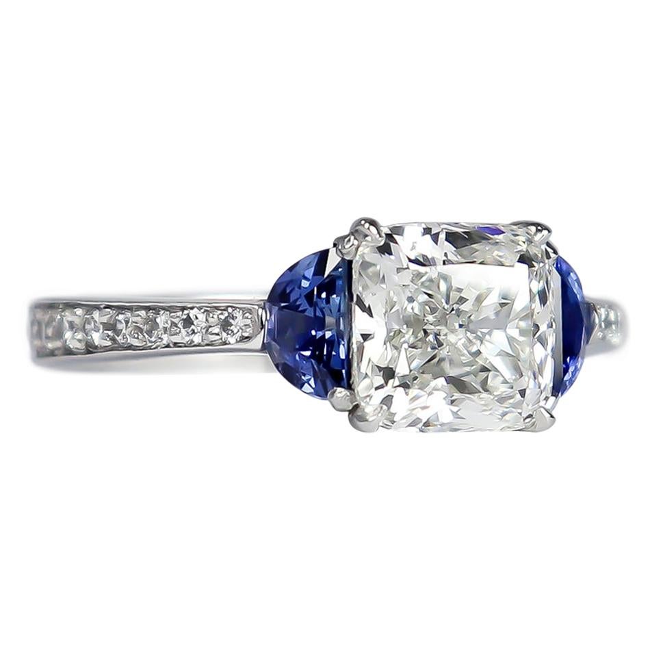 J. Birnbach Bague à trois pierres en diamants taille coussin et saphirs FVS1 de 1,84 carat certifiés GIA en vente