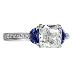 J. Birnbach Bague à trois pierres en diamants taille coussin et saphirs FVS1 de 1,84 carat certifiés GIA