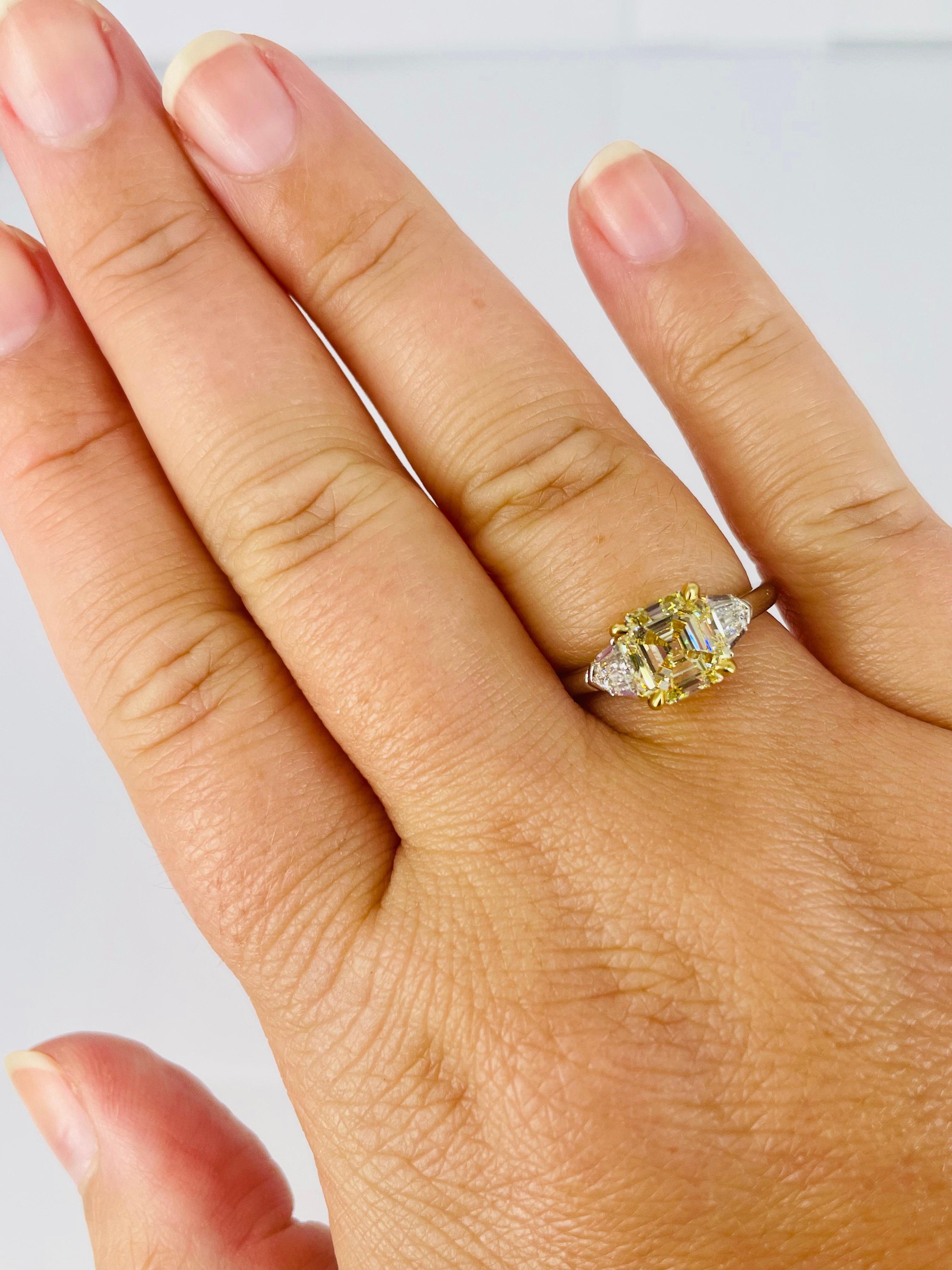 J. Birnbach GIA zertifizierter 1,94 Karat Fancy Yellow Asscher Cut Diamantring Damen im Angebot
