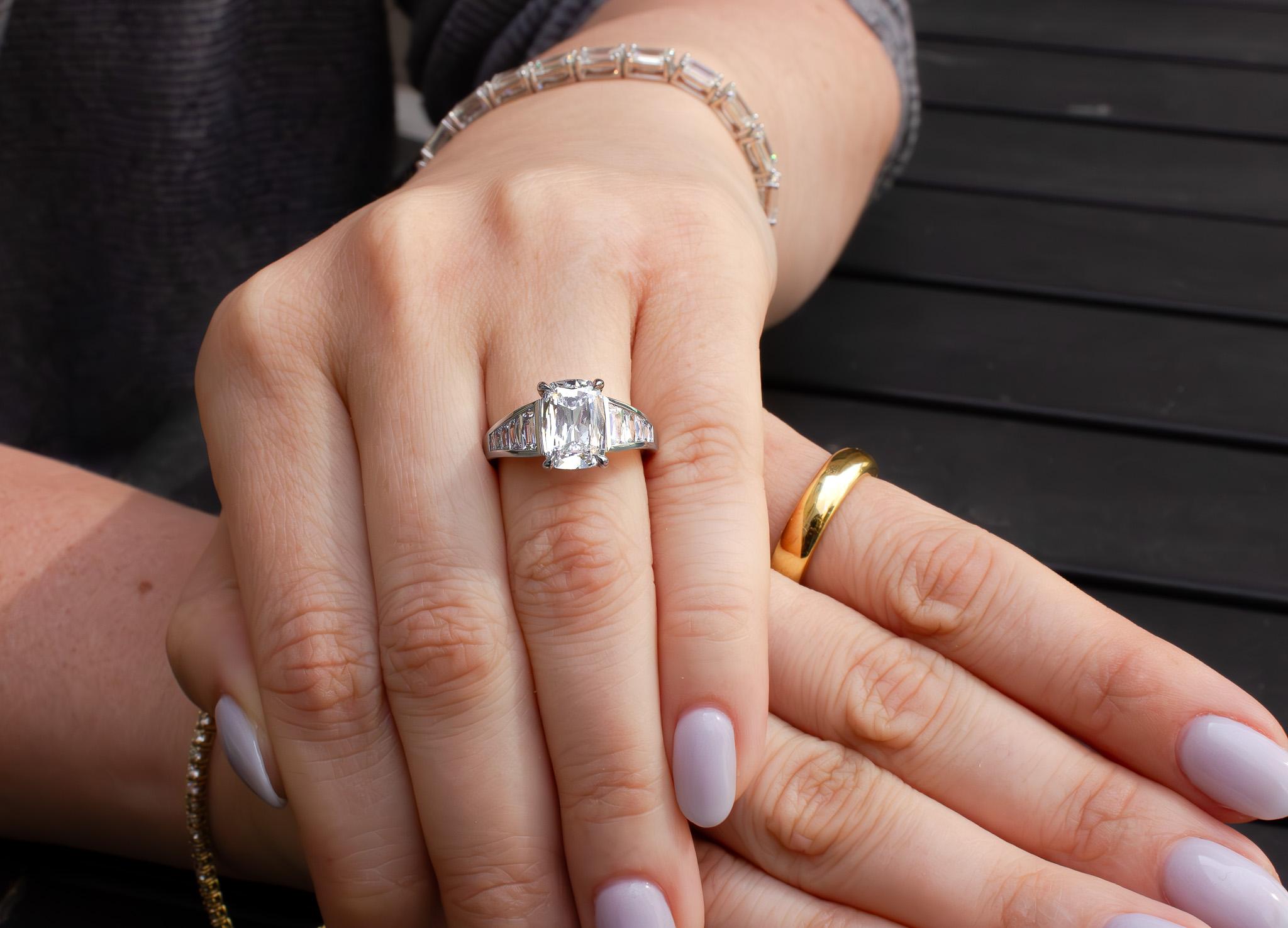J. Anello di fidanzamento con diamante taglio cuscino certificato GIA Birnbach da 2,01 carati F VS2 in vendita 3