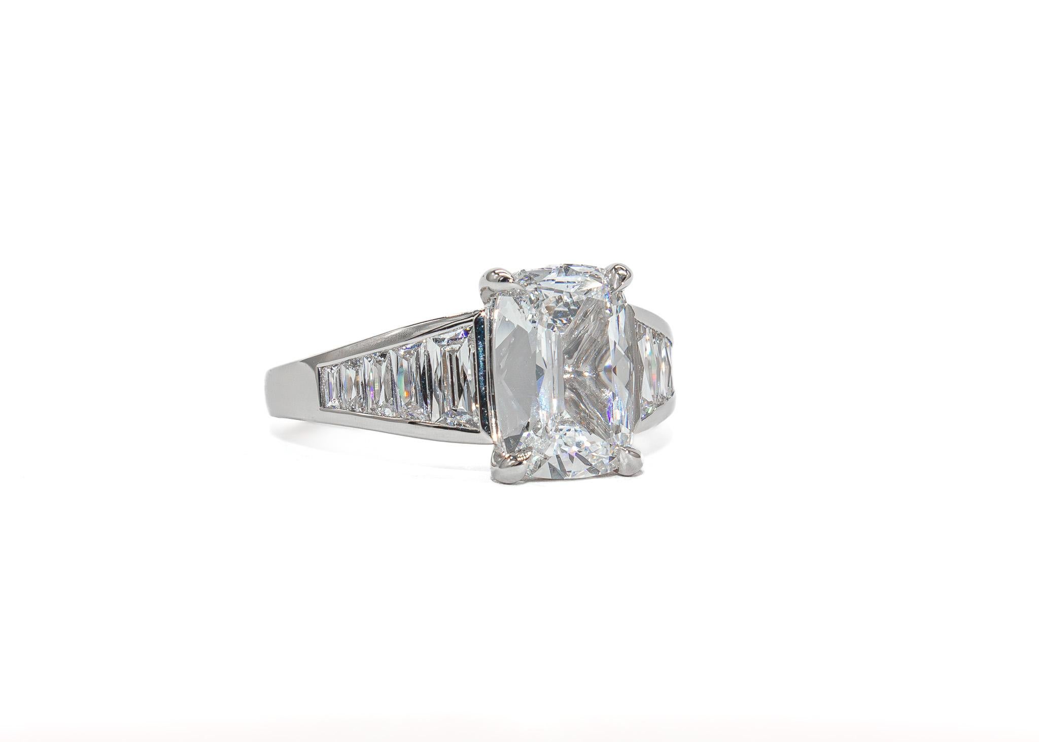 Questo eccezionale anello in platino è una splendida vetrina di eleganza senza tempo e di raffinata maestria artigianale. Il cuore è un magnifico diamante brillante a cuscino da 2,01 carati, certificato da GIA con colore F e purezza VS2.