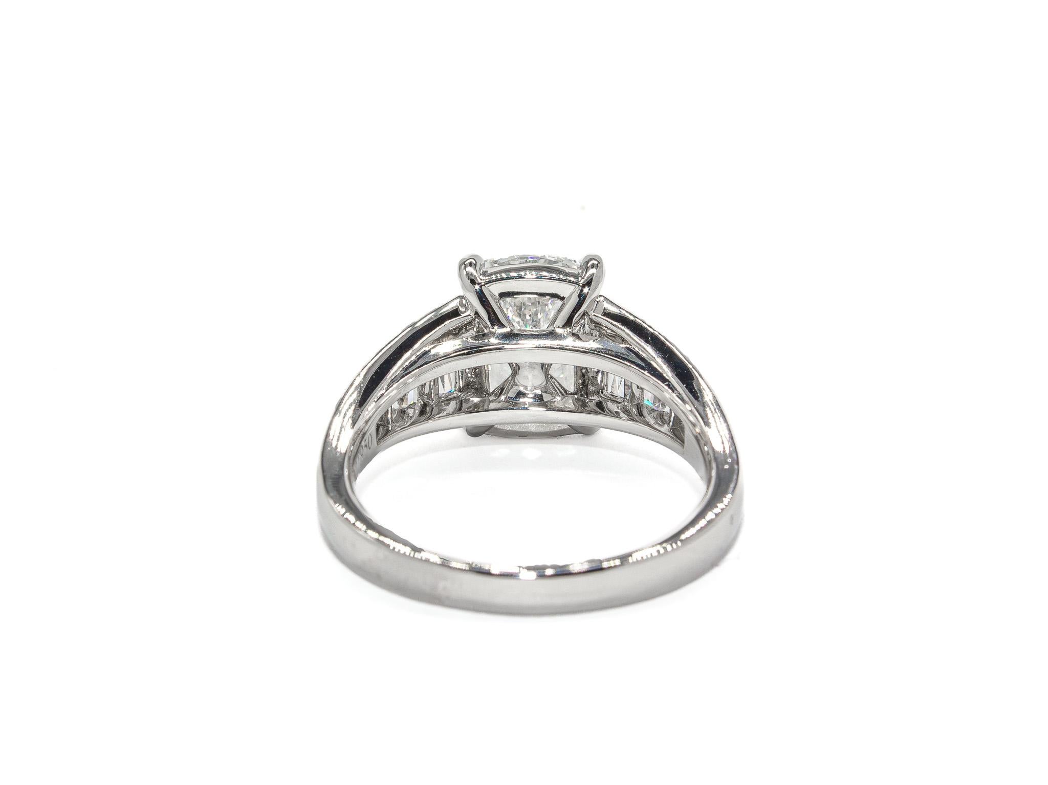 Taglio cuscino J. Anello di fidanzamento con diamante taglio cuscino certificato GIA Birnbach da 2,01 carati F VS2 in vendita