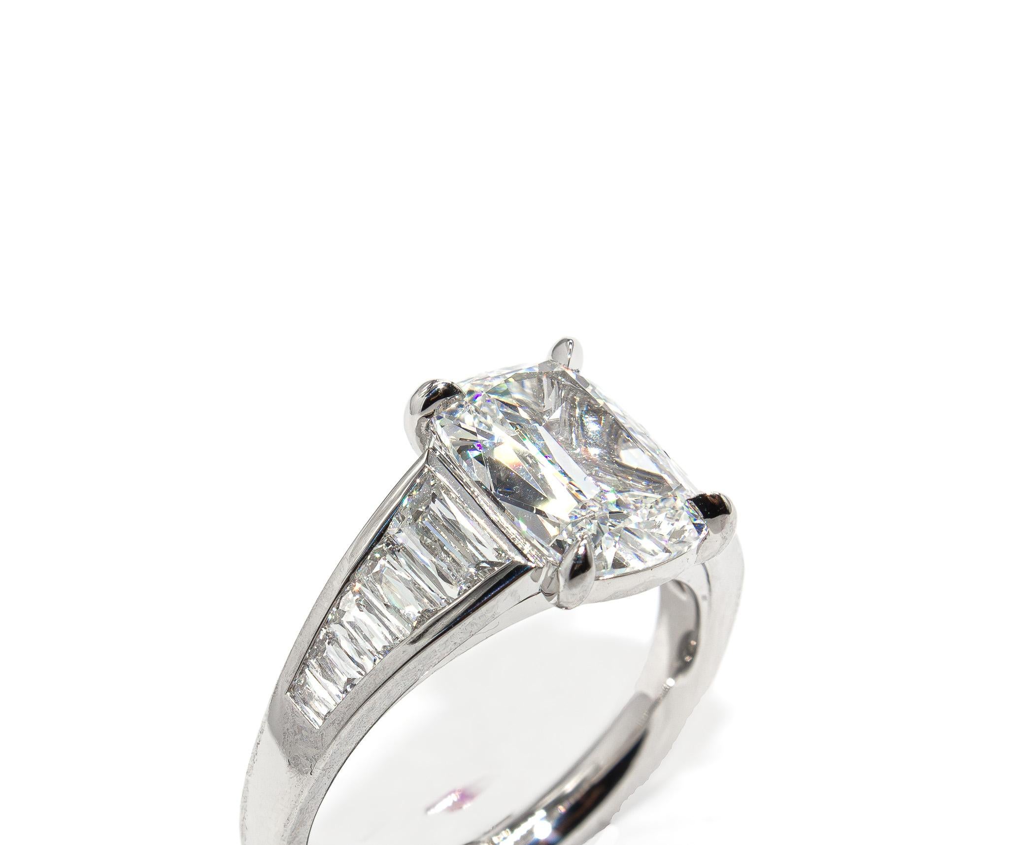 J. Anello di fidanzamento con diamante taglio cuscino certificato GIA Birnbach da 2,01 carati F VS2 In condizioni Nuovo in vendita a New York, NY