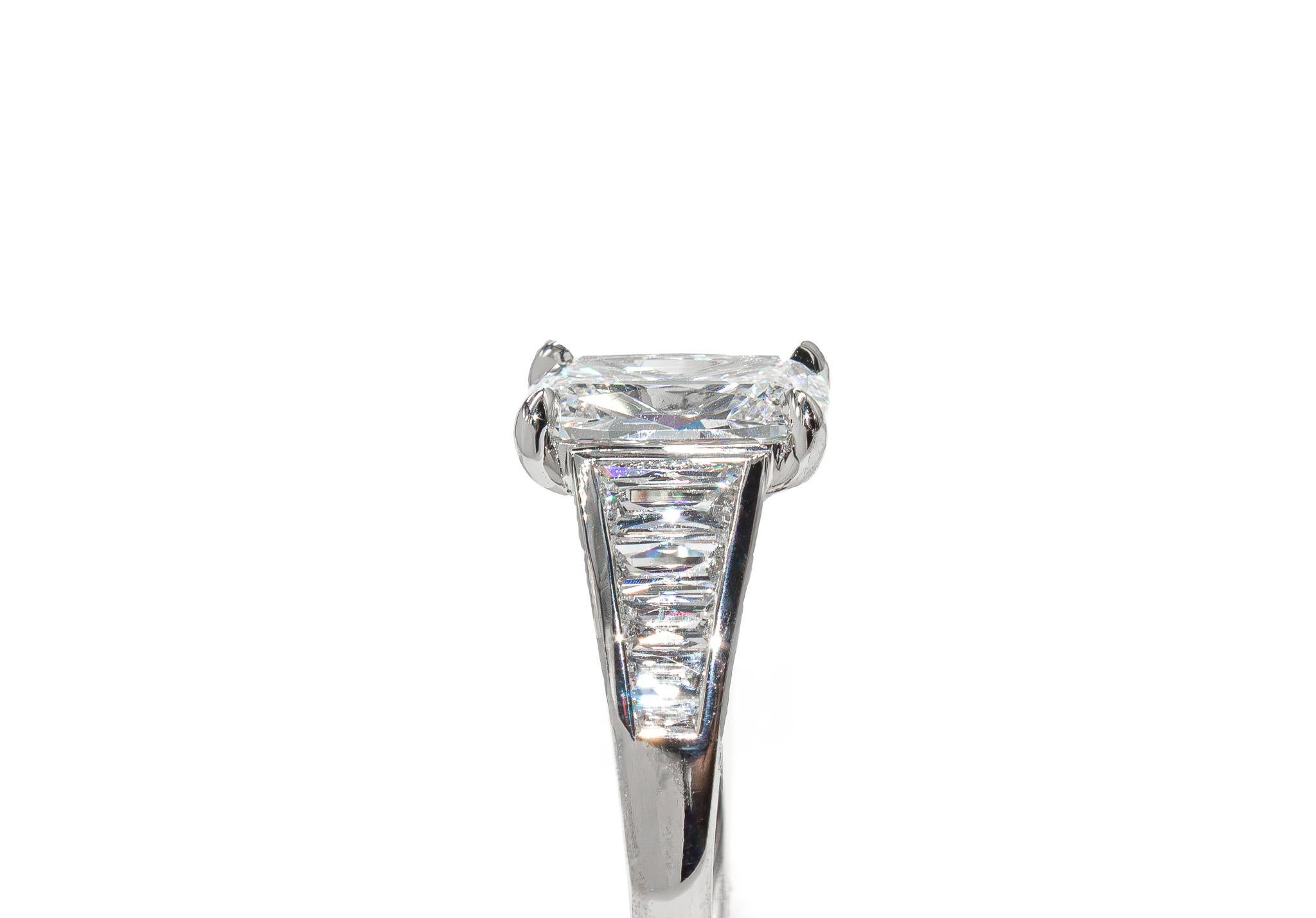 da uomo o donna J. Anello di fidanzamento con diamante taglio cuscino certificato GIA Birnbach da 2,01 carati F VS2 in vendita