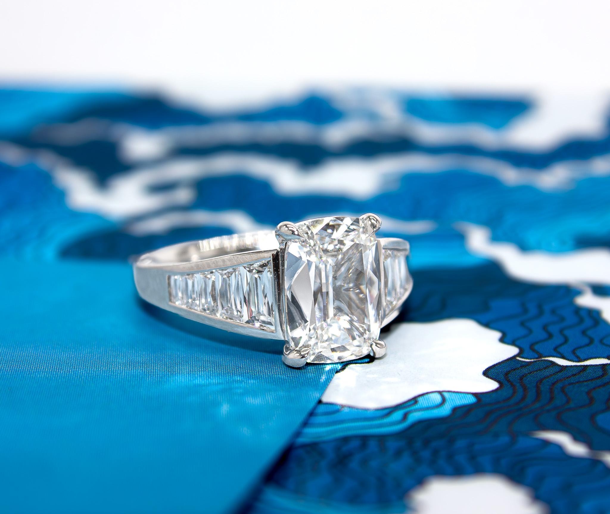 J. Anello di fidanzamento con diamante taglio cuscino certificato GIA Birnbach da 2,01 carati F VS2 in vendita 4