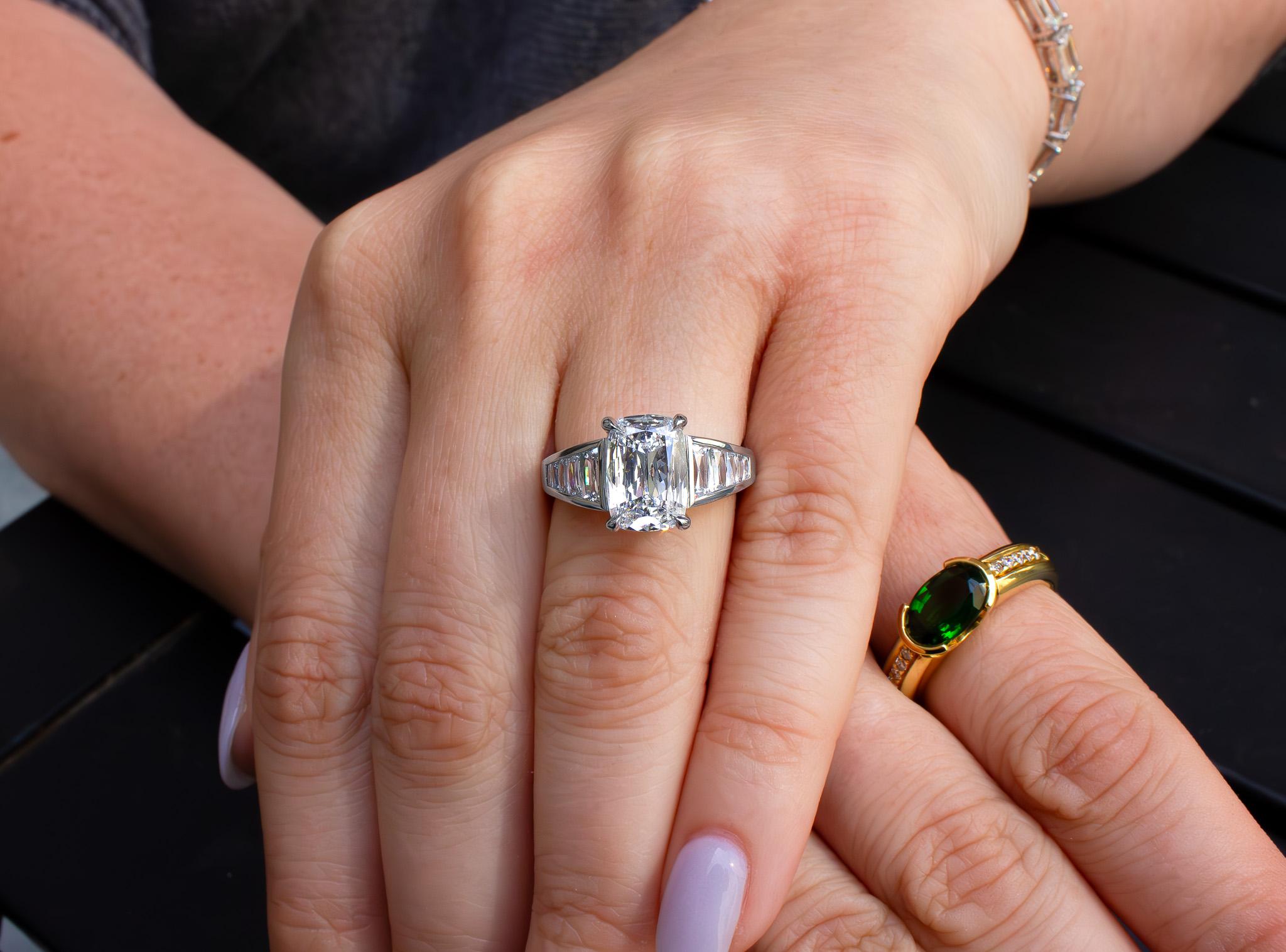 J. Anello di fidanzamento con diamante taglio cuscino certificato GIA Birnbach da 2,01 carati F VS2 in vendita 1