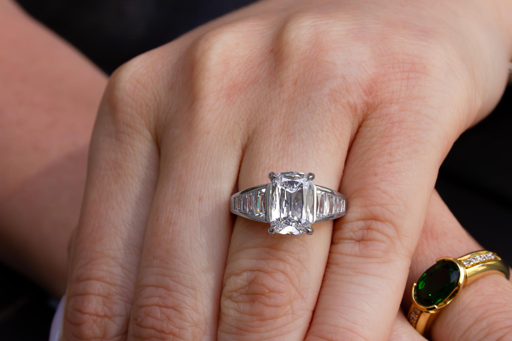J. Anello di fidanzamento con diamante taglio cuscino certificato GIA Birnbach da 2,01 carati F VS2 in vendita 2