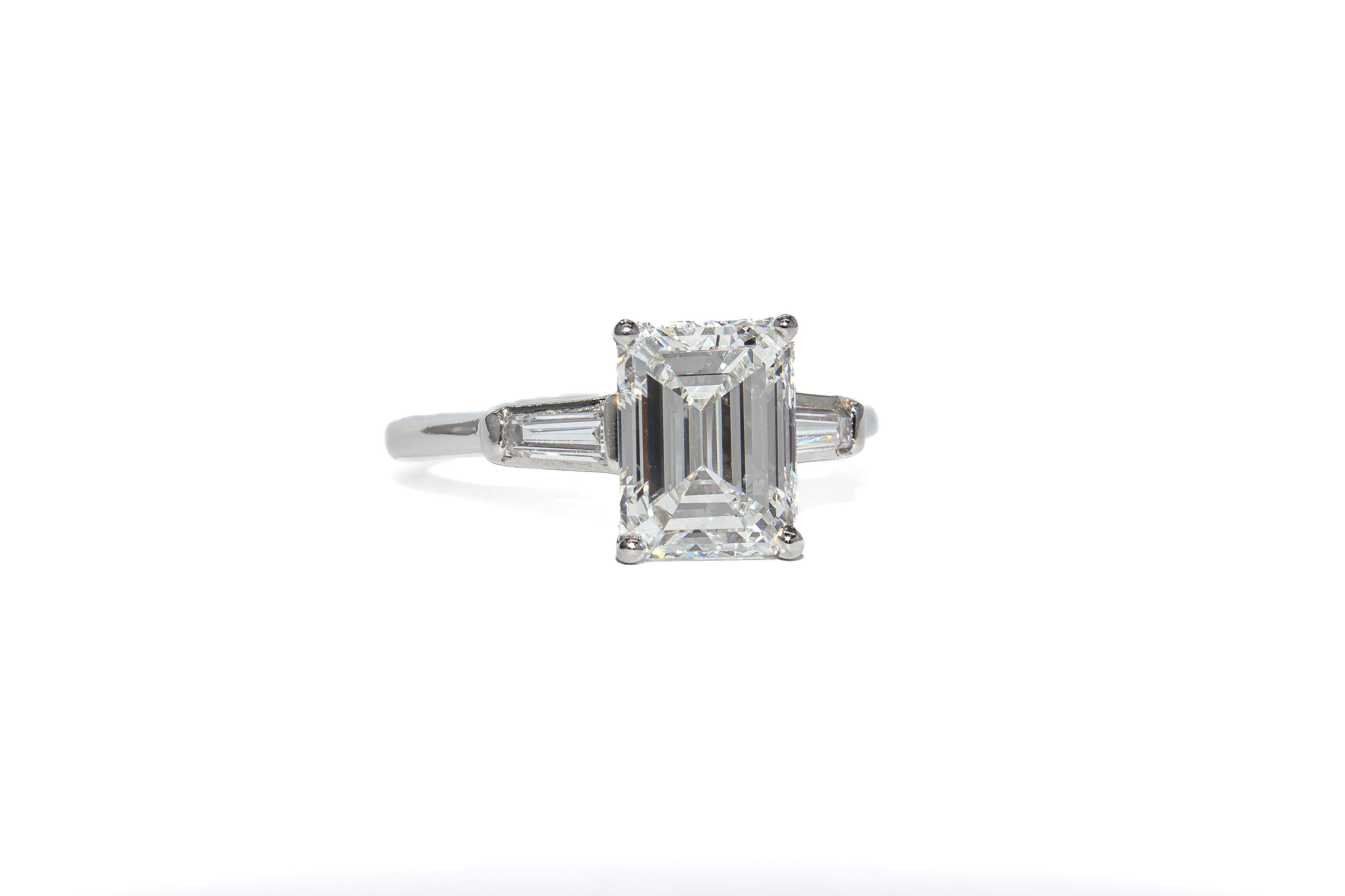 J. Birnbach Anillo de tres piedras con diamante talla esmeralda de 2,01 quilates H SI2 certificado por el GIA Contemporáneo en venta