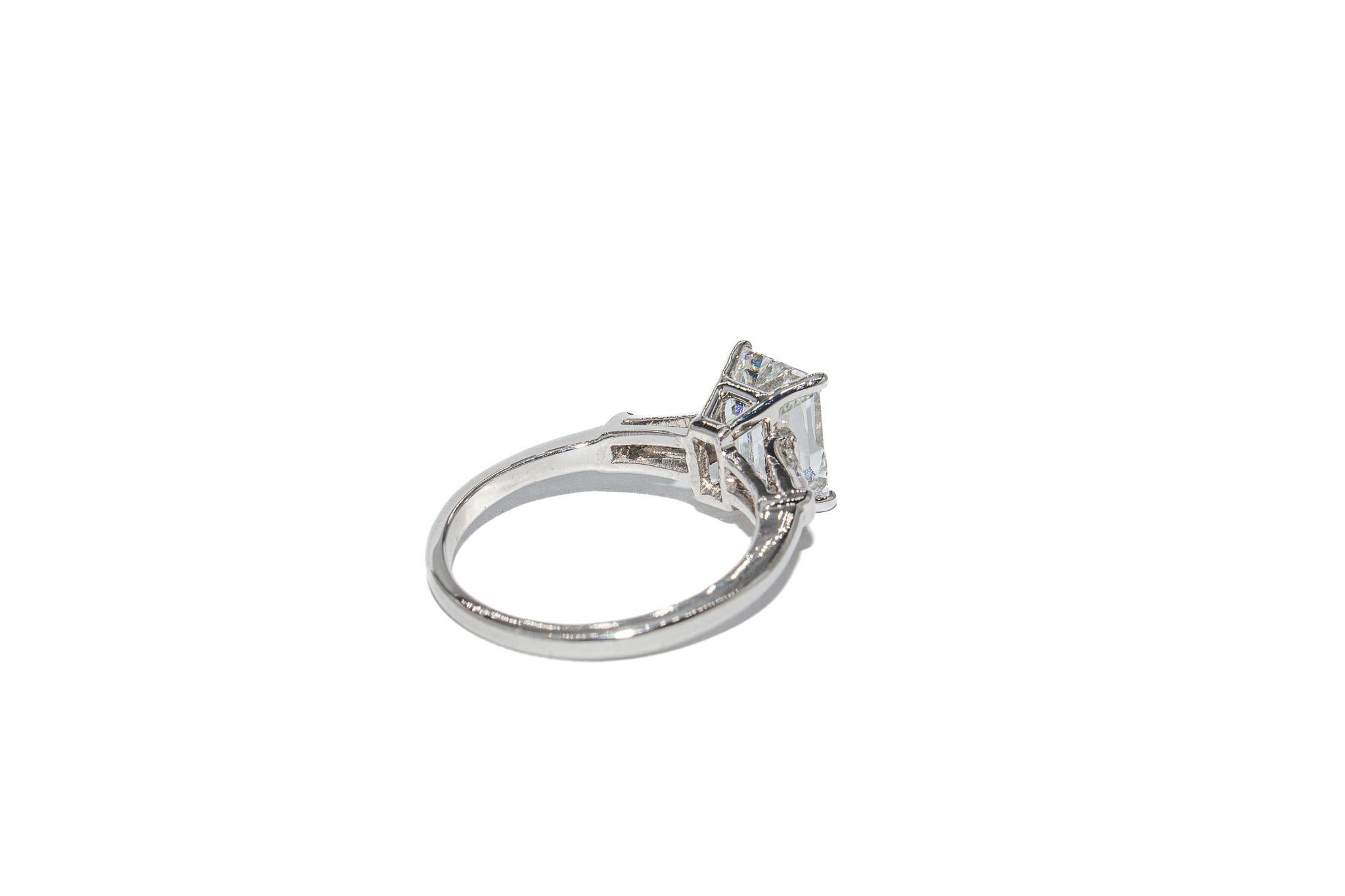 J. Birnbach Anillo de tres piedras con diamante talla esmeralda de 2,01 quilates H SI2 certificado por el GIA Corte esmeralda en venta
