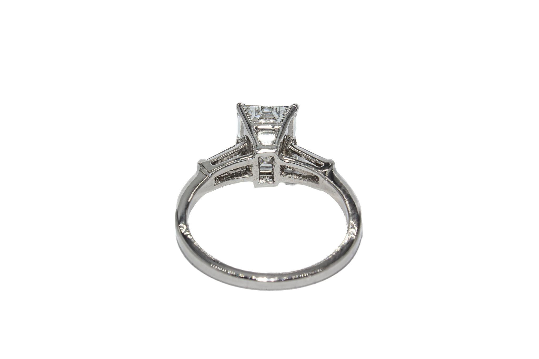 J. Birnbach Anillo de tres piedras con diamante talla esmeralda de 2,01 quilates H SI2 certificado por el GIA en Nuevo estado para la venta en New York, NY