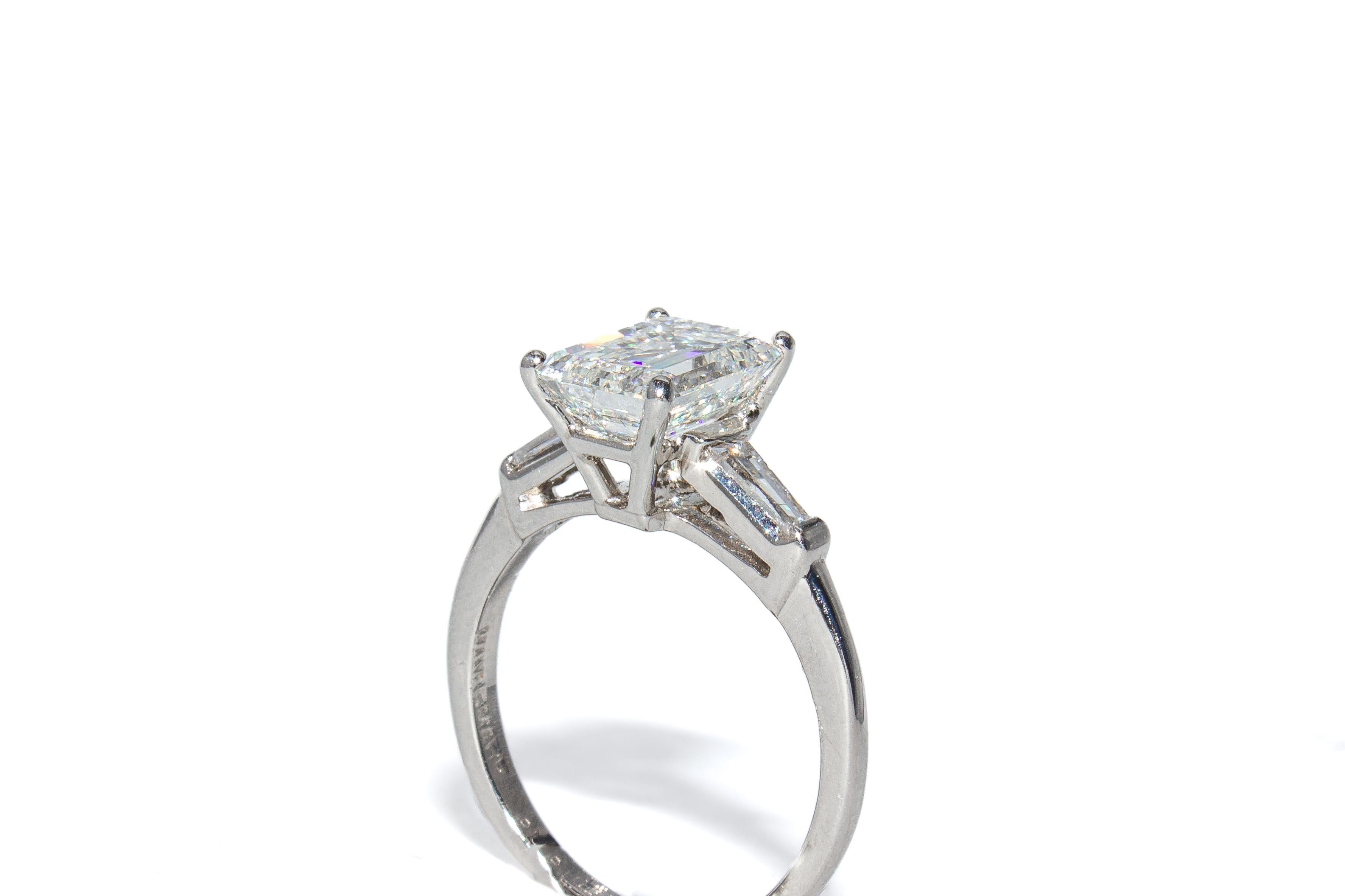 Femenino o masculino J. Birnbach Anillo de tres piedras con diamante talla esmeralda de 2,01 quilates H SI2 certificado por el GIA en venta
