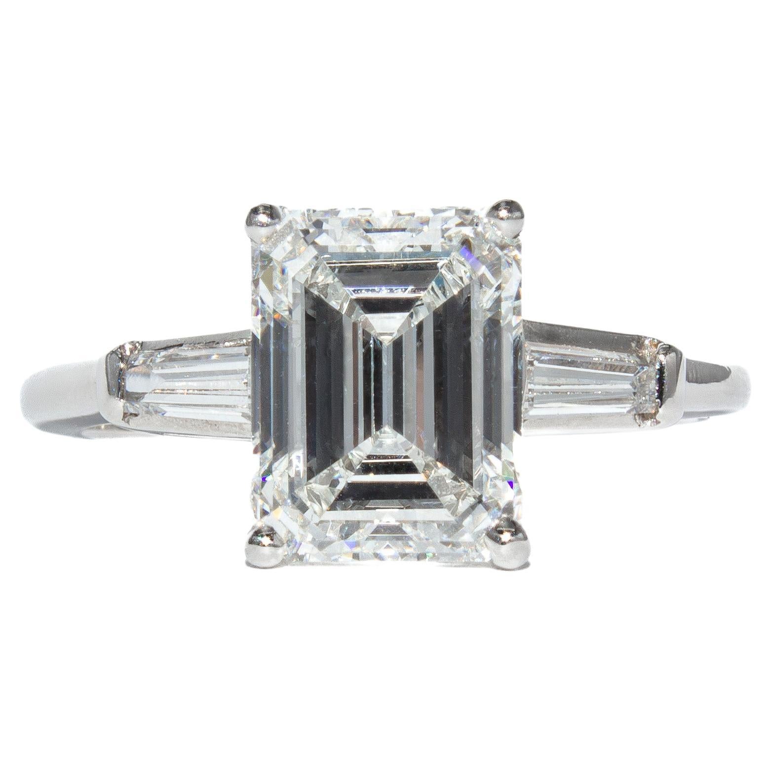 J. Birnbach Anillo de tres piedras con diamante talla esmeralda de 2,01 quilates H SI2 certificado por el GIA en venta