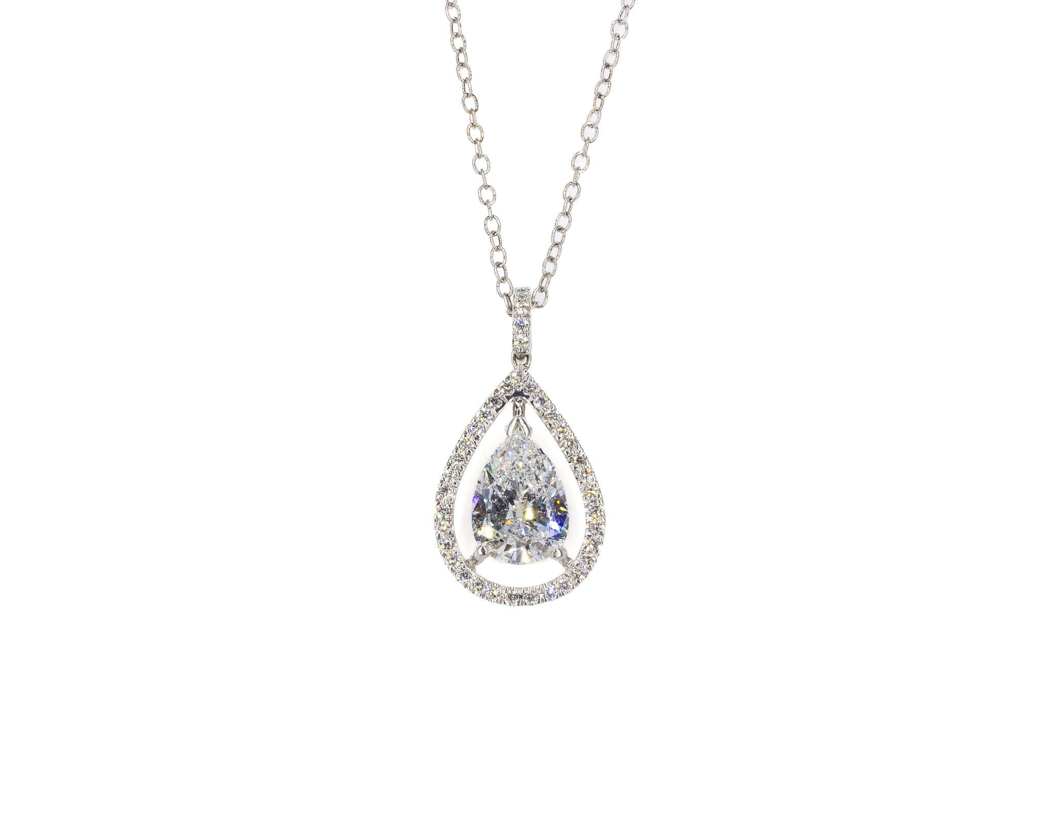 Questo diamante a forma di pera di 2,03 carati di colore H e purezza I2 è incorniciato da 0,34 carati di diamanti pavé e pende da una collana in oro bianco 18 carati. 

L'acquisto include la regolazione della lunghezza della catena e la scatola del