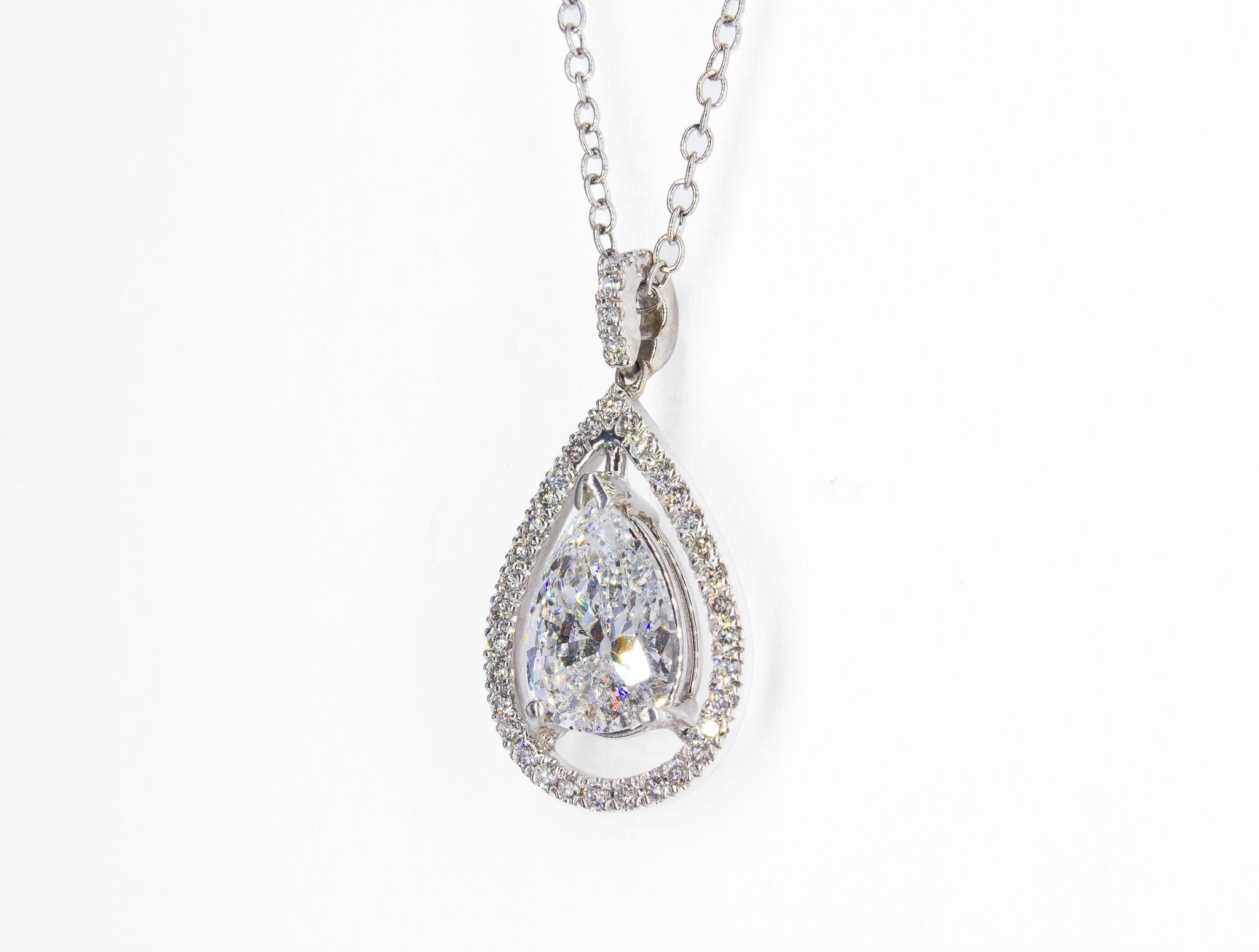 Contemporaneo J. Collana con ciondolo a forma di pera con diamanti certificati GIA Birnbach da 2,03 carati in vendita
