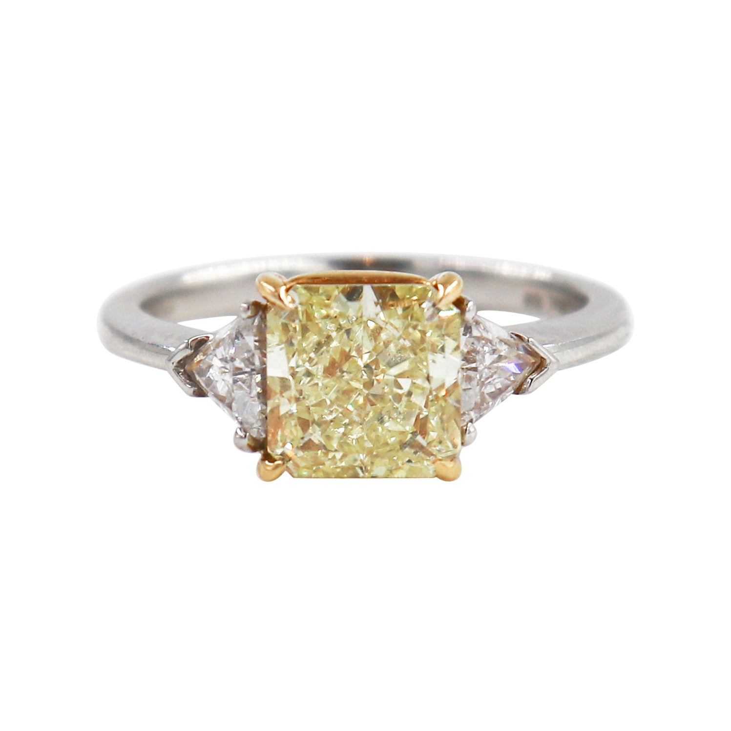 J. Anello a tre pietre con diamante radiante giallo fantasia da 2,03 carati certificato GIA Birnbach