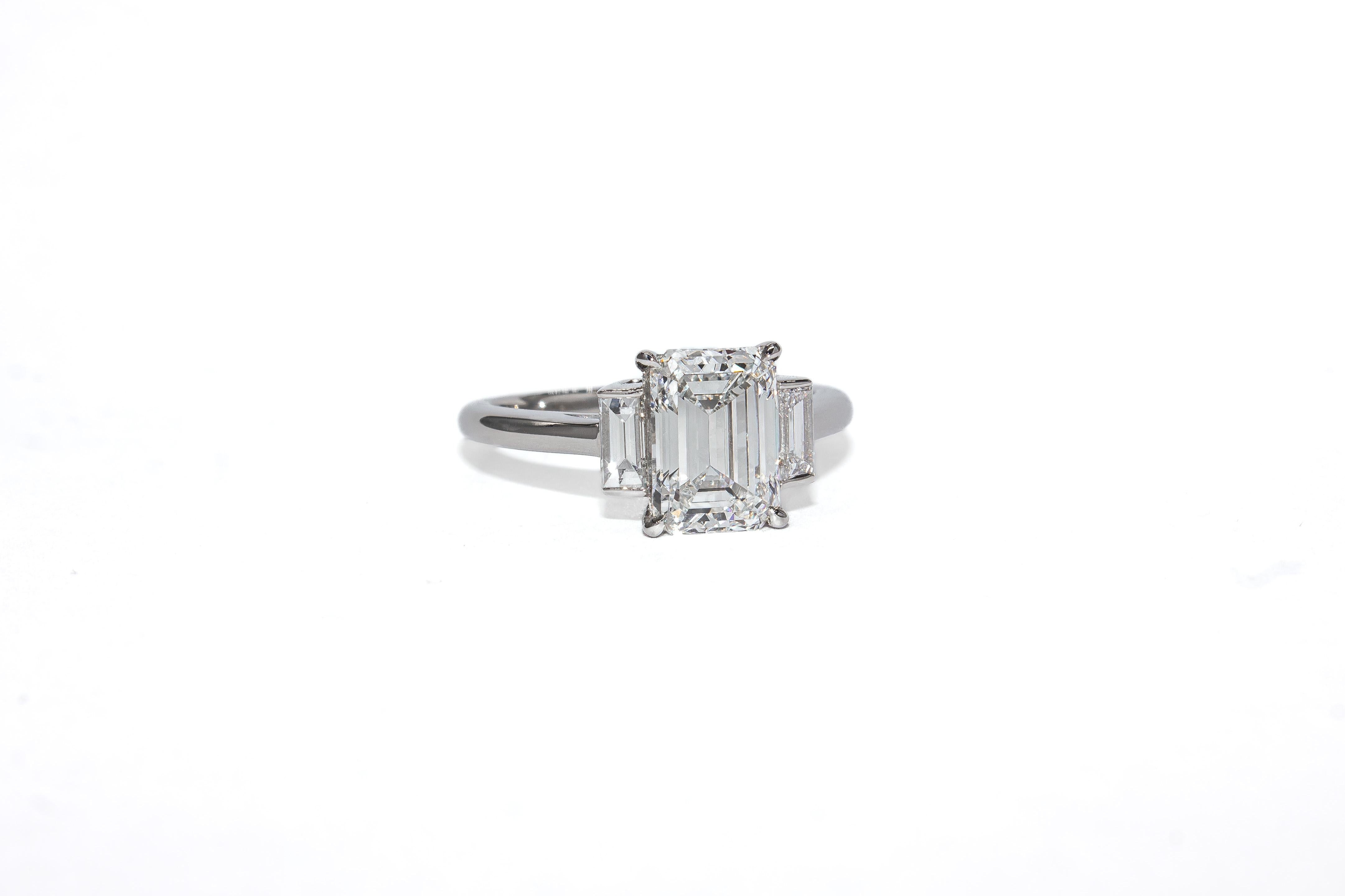 Contemporain J. Birnbach GIA Certified 2.14 Carat E SI1 Emerald Cut Diamond Three-Stone Ring en vente