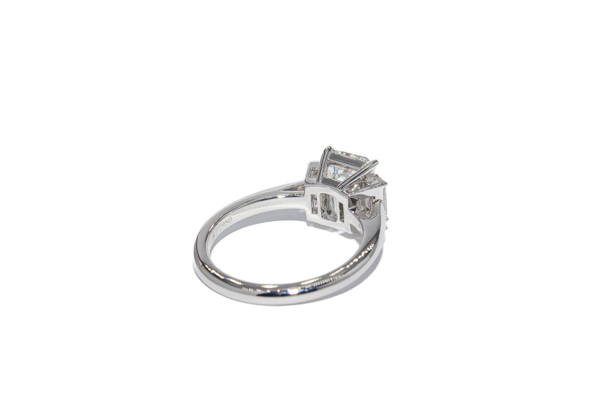 Taille émeraude J. Birnbach GIA Certified 2.14 Carat E SI1 Emerald Cut Diamond Three-Stone Ring en vente