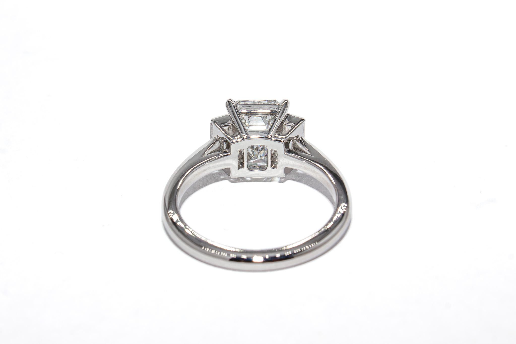 J. Birnbach GIA Certified 2.14 Carat E SI1 Emerald Cut Diamond Three-Stone Ring Neuf - En vente à New York, NY
