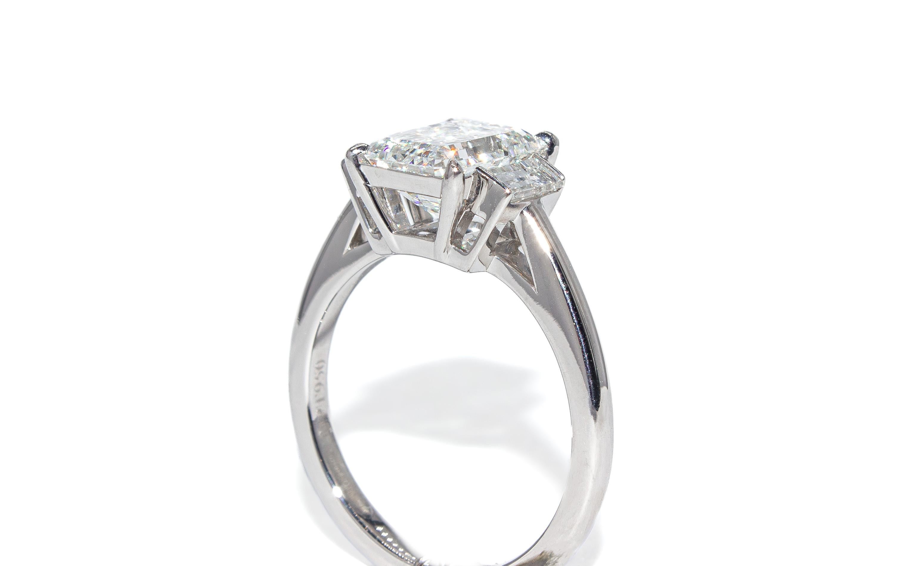 J. Birnbach GIA Certified 2.14 Carat E SI1 Emerald Cut Diamond Three-Stone Ring Unisexe en vente