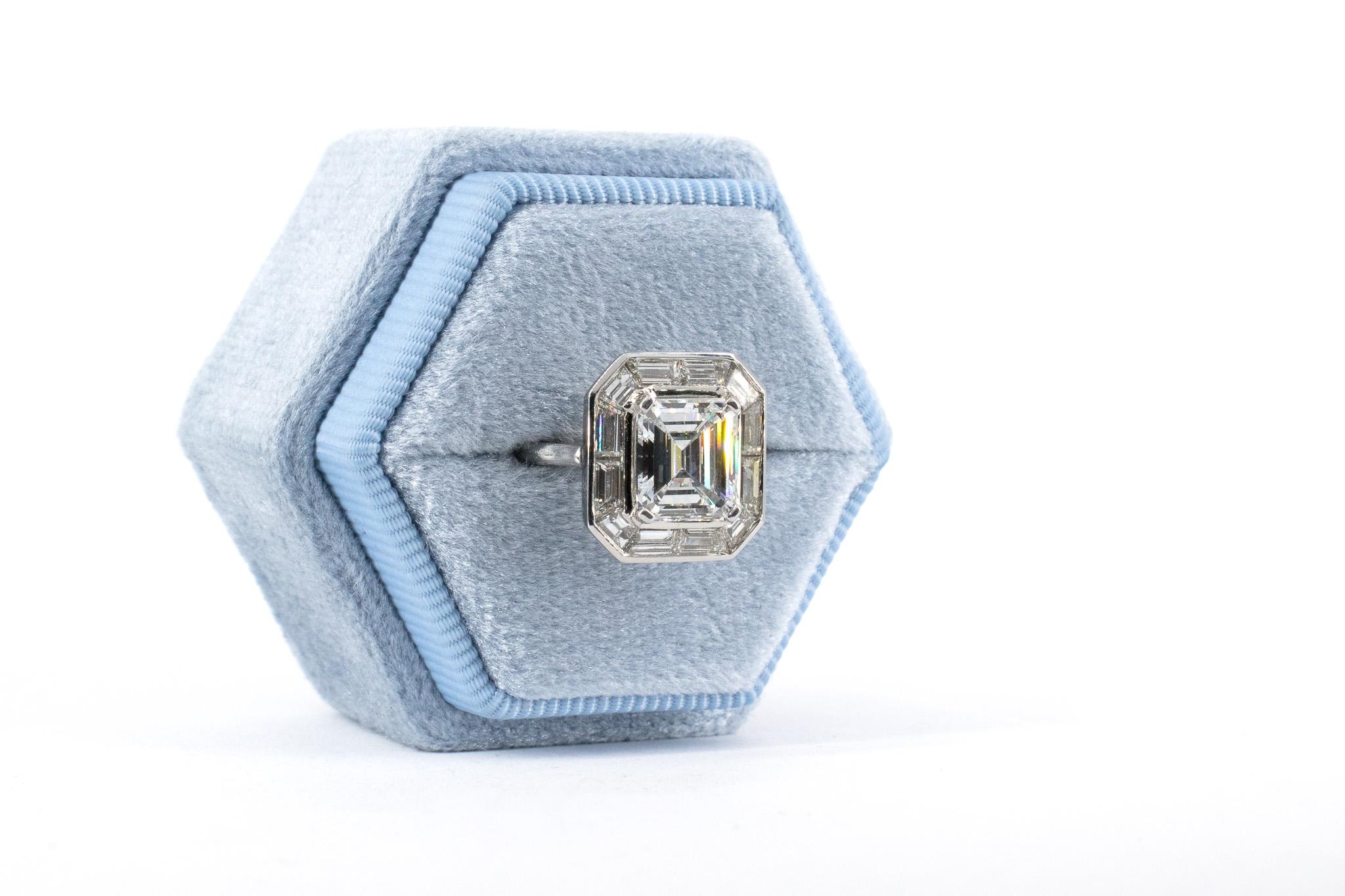 J. Anello di diamanti D & A Style di Birnbach certificato GIA da 2,28 carati D SI1 con taglio smeraldo in vendita 4