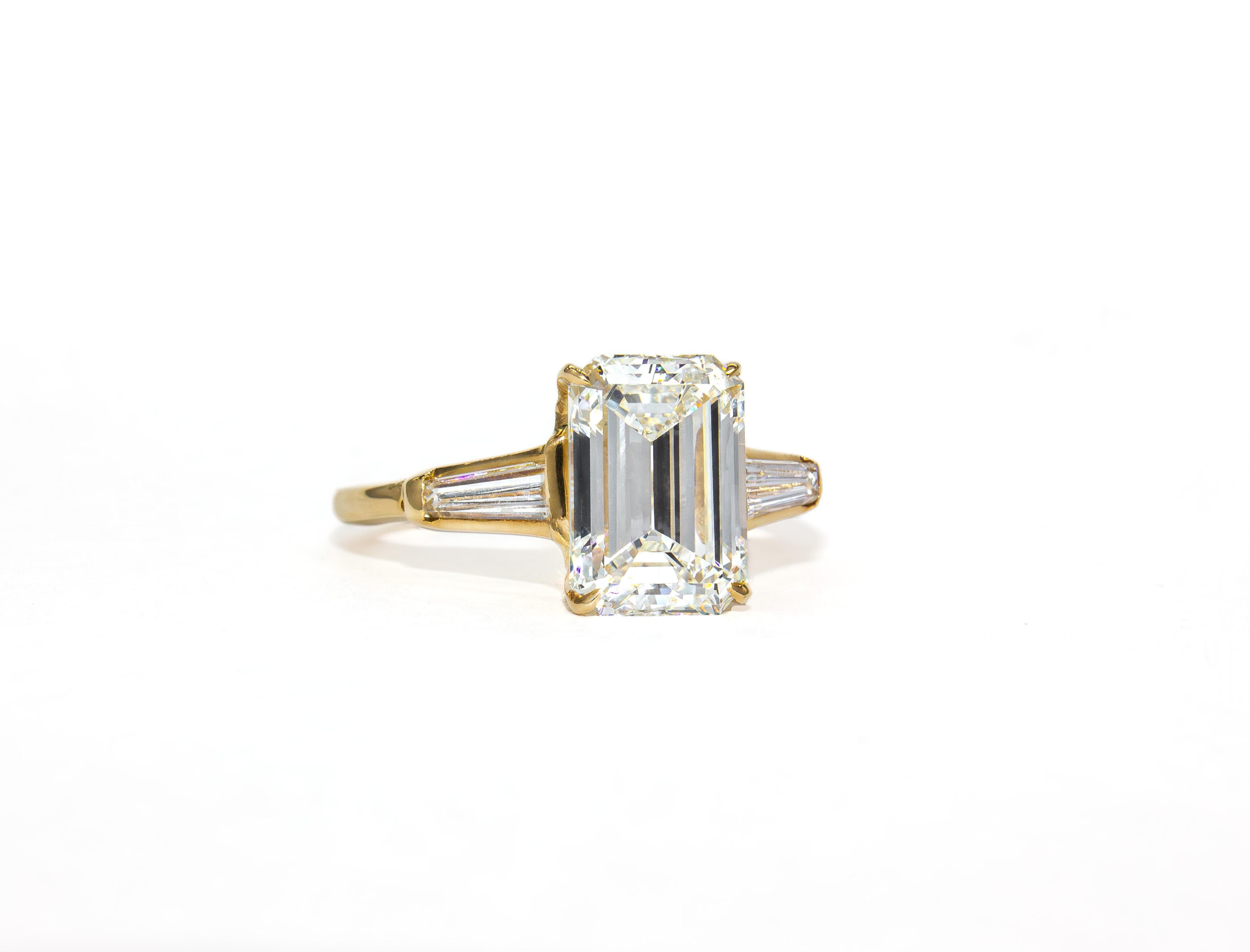 J. Birnbach GIA Certified 2.66 Carat J VS2 Emerald Cut Diamond Three-Stone Ring (Zeitgenössisch) im Angebot