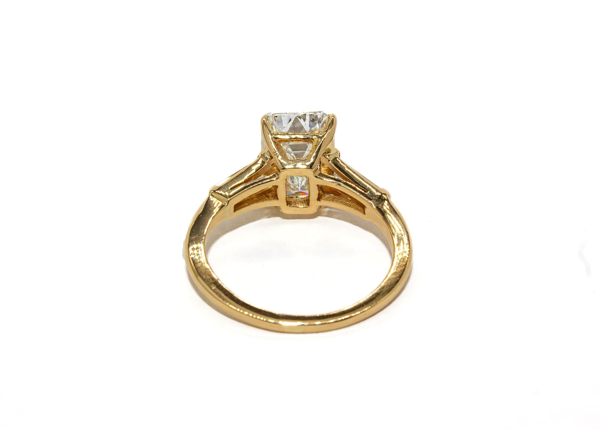 J. Birnbach GIA Certified 2.66 Carat J VS2 Emerald Cut Diamond Three-Stone Ring (Smaragdschliff) im Angebot