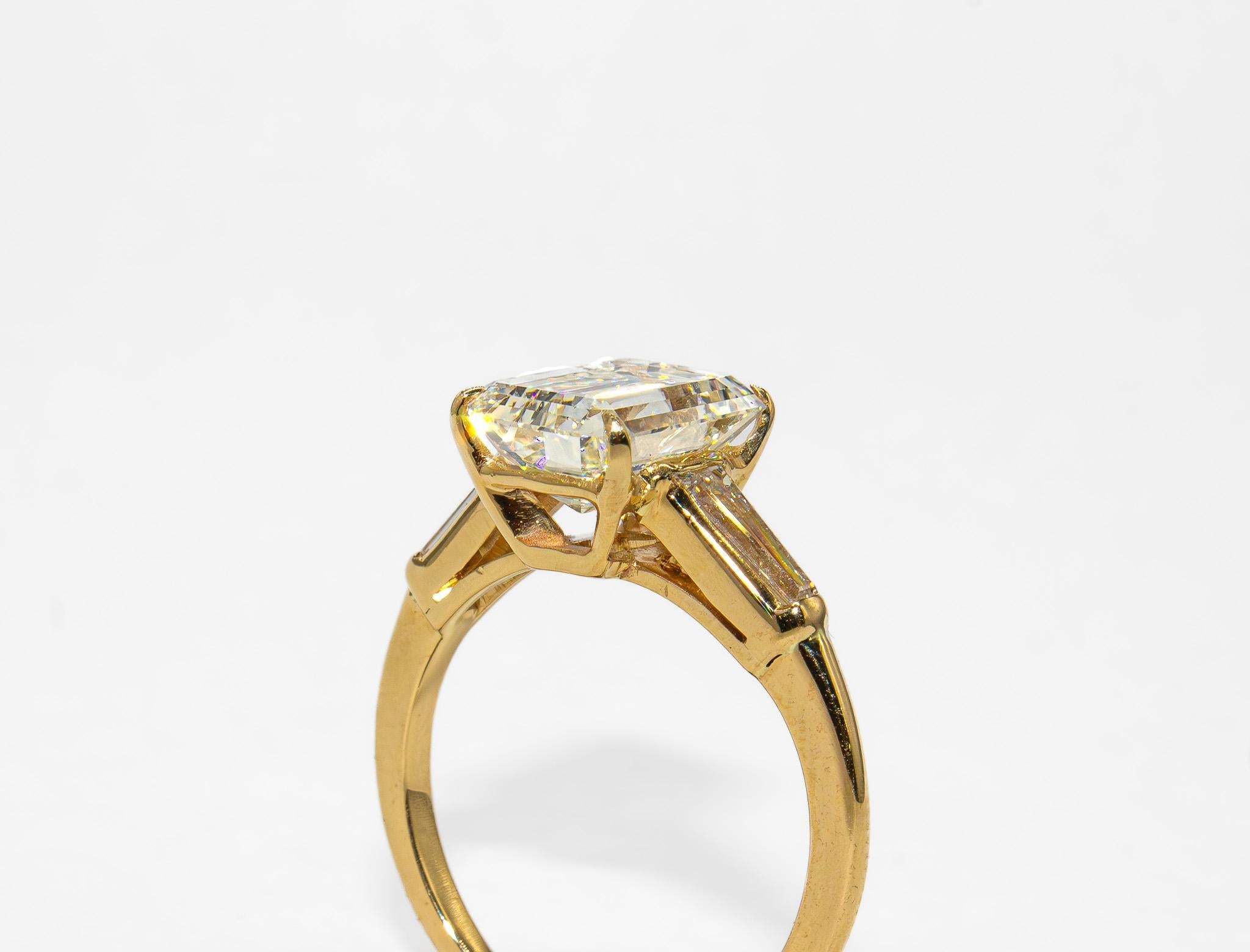 J. Birnbach GIA Certified 2.66 Carat J VS2 Emerald Cut Diamond Three-Stone Ring im Zustand „Hervorragend“ im Angebot in New York, NY