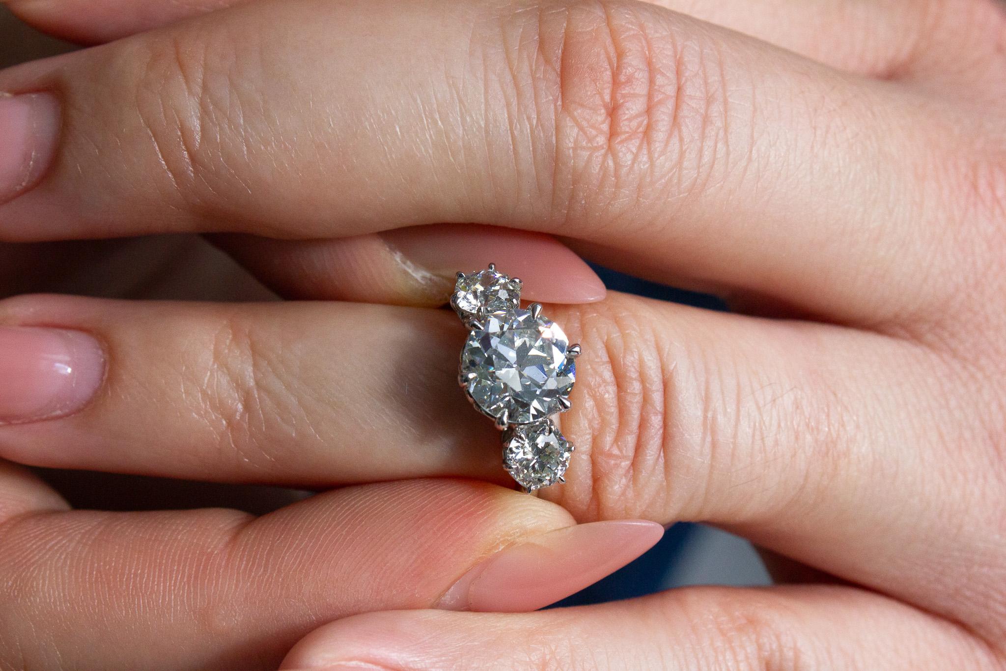 Entrez dans l'élégance intemporelle avec cette bague à trois pierres en diamant certifié GIA de 2,69 carats de taille européenne ancienne, un mélange étonnant de charme vintage et d'artisanat exquis. La pièce maîtresse de cette bague est un