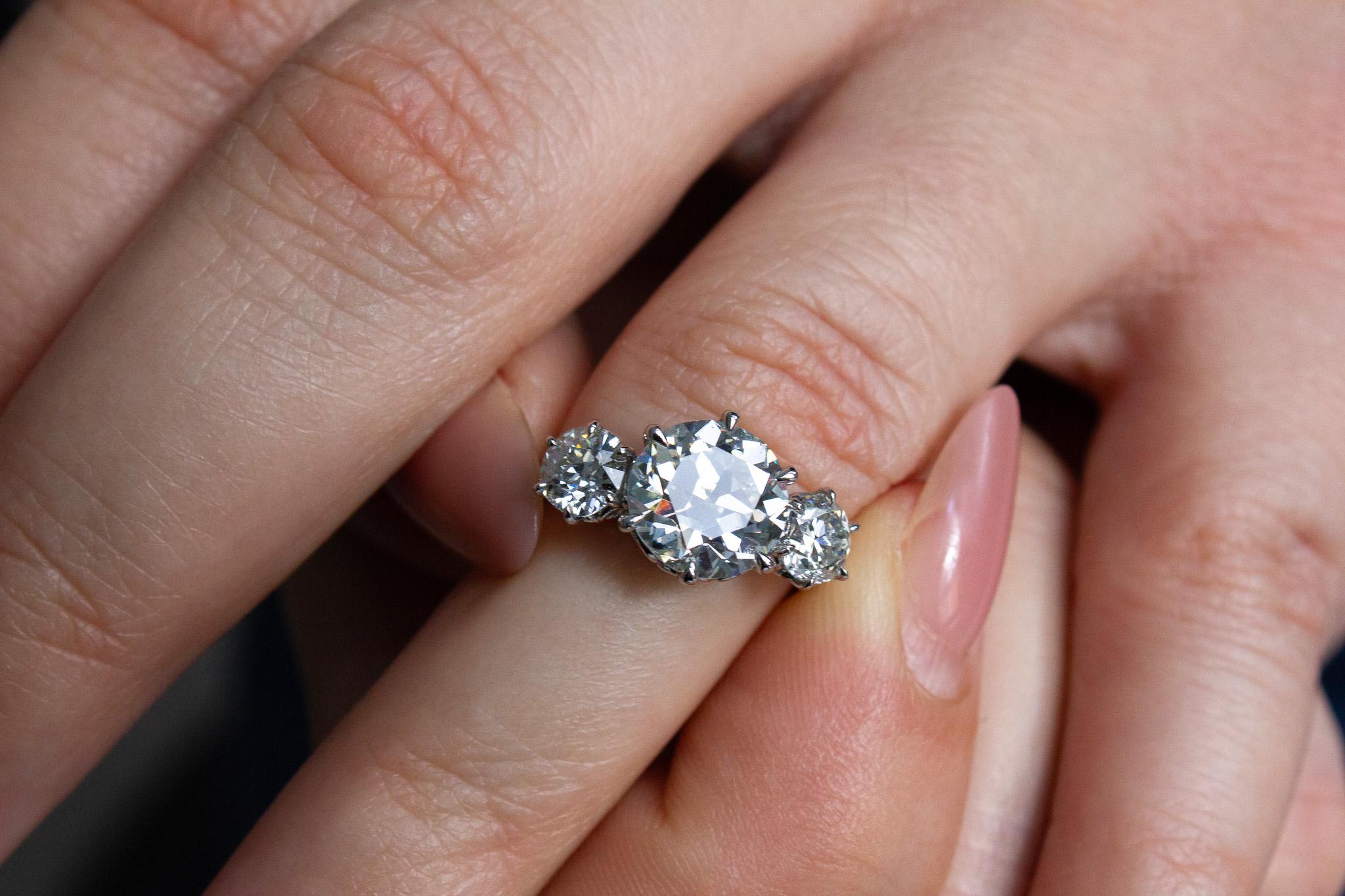 Contemporain J. Birnbach, bague à trois pierres avec diamant européen ancien de 2,69 carats certifié GIA, I SI2 en vente