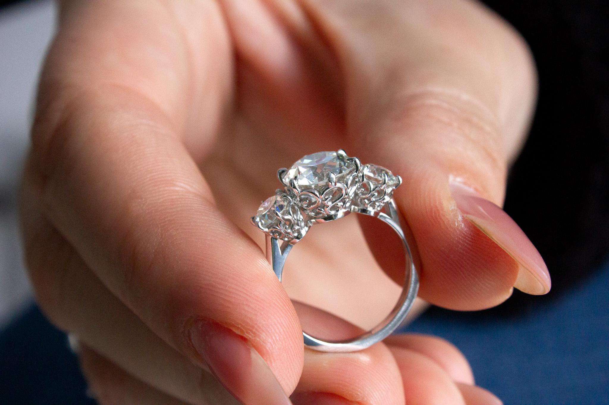 Taille vieille Europe J. Birnbach, bague à trois pierres avec diamant européen ancien de 2,69 carats certifié GIA, I SI2 en vente