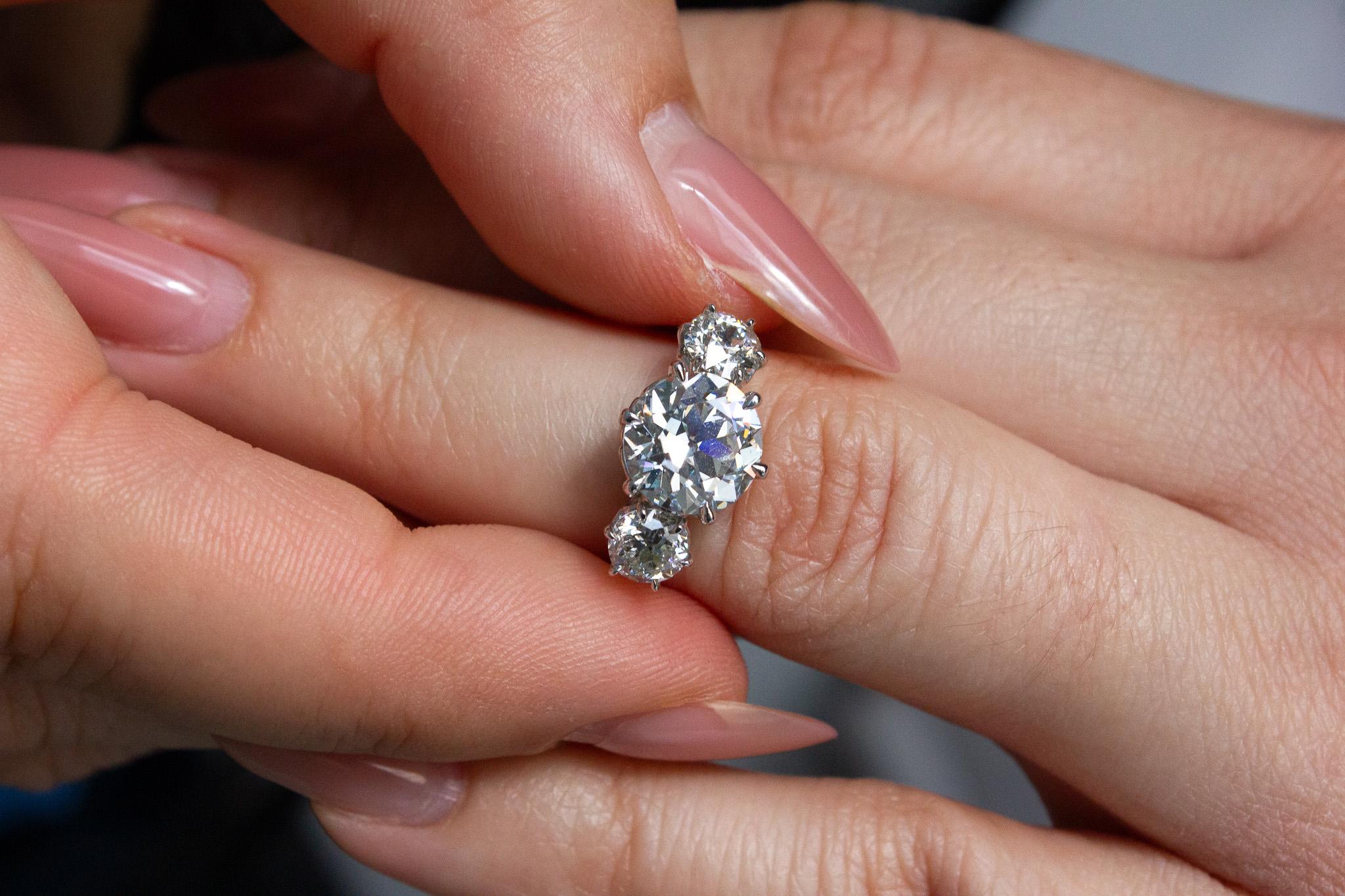 J. Birnbach, bague à trois pierres avec diamant européen ancien de 2,69 carats certifié GIA, I SI2 Neuf - En vente à New York, NY
