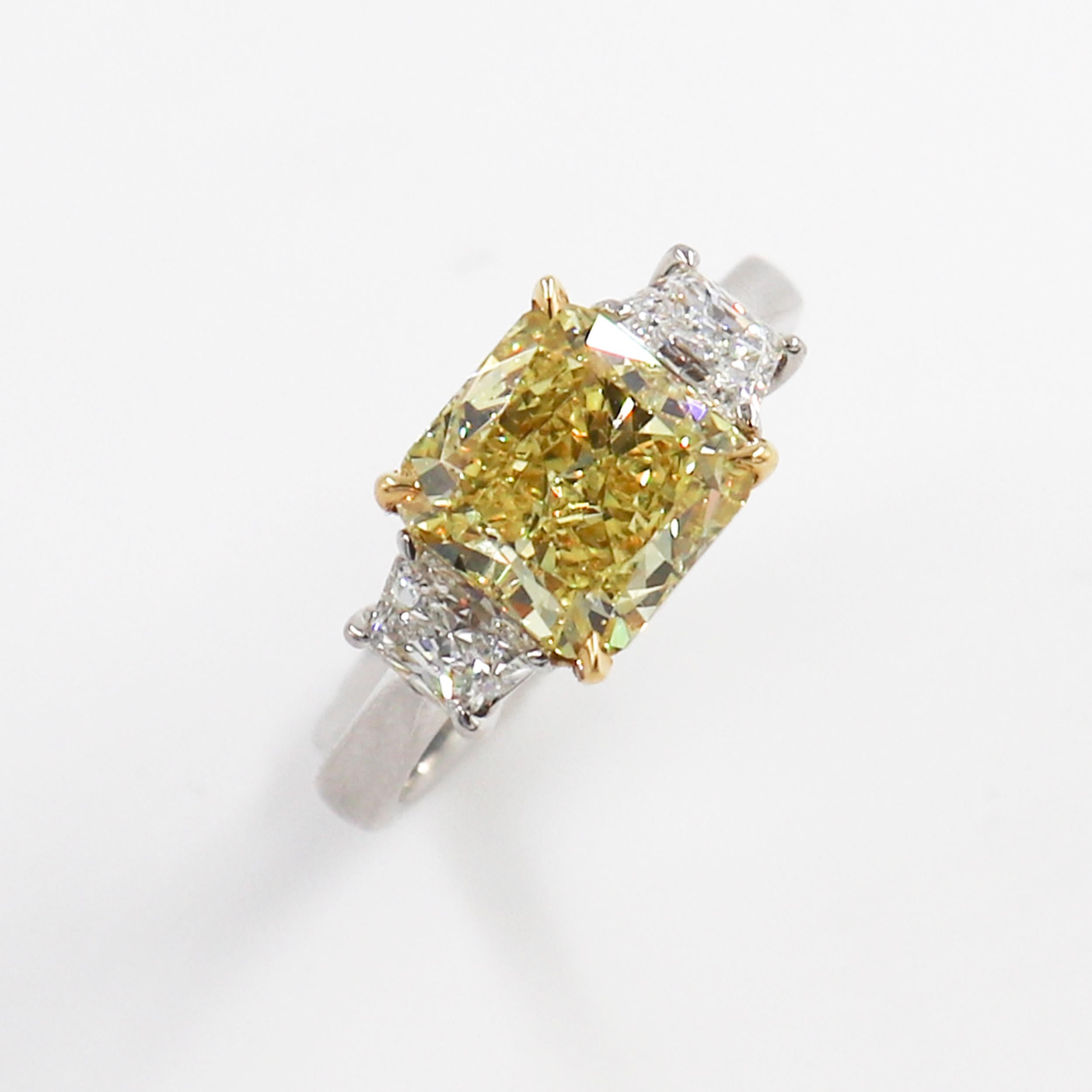 J. Birnbach GIA 2,86 ct Fancy Yellow Vivid Radiant Diamond Three Stone Ring (bague à trois pierres) Neuf - En vente à New York, NY