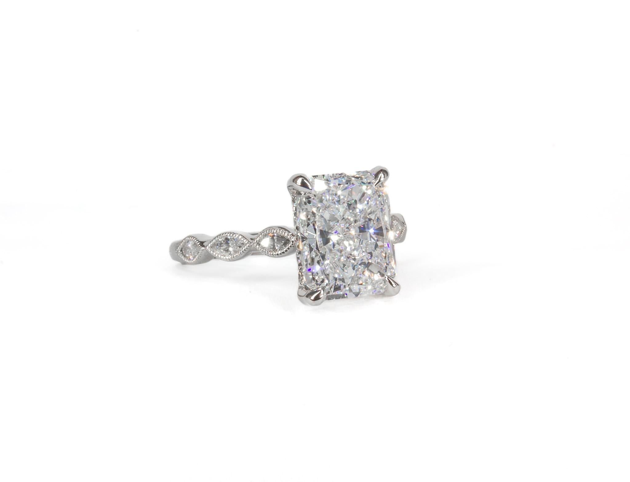 Este impresionante anillo solitario de oro blanco de 14 quilates es un clásico moderno con un toque elegante. En su centro hay un impresionante diamante de corte radiante de 3,01 quilates, con calificación GIA de color E y claridad VS2, que ofrece